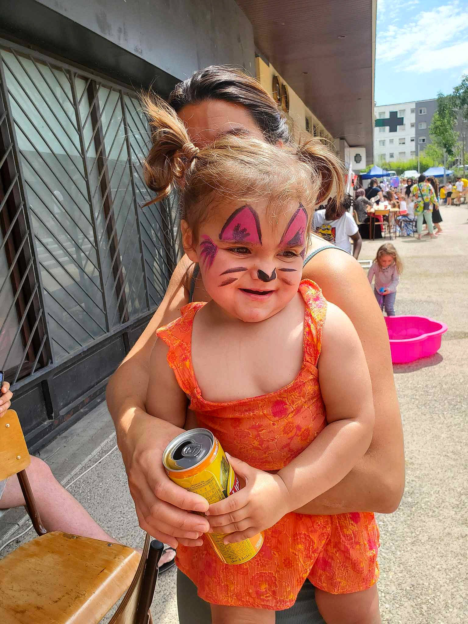 Cataleya a rejoint le concours — aidez-le/la à gagner de superbes lots ! abdomen, barechested, chest, child, costume, event, eyewear, fictional_character, fun, happy, human_leg, leisure, mask, muscle, necklace, person, personal_protective_equipment, public_event, sky, thigh