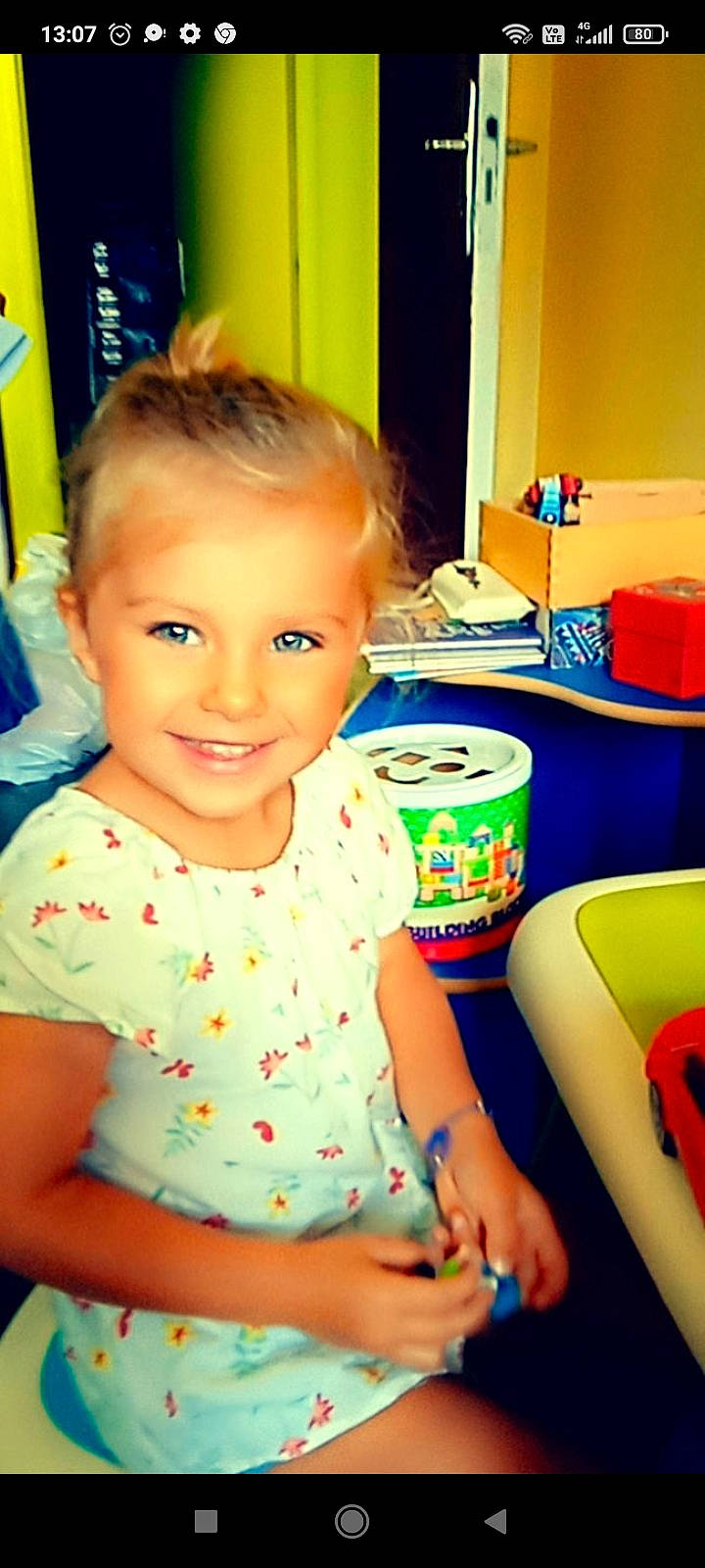 Cassidy a rejoint le concours — aidez-le/la à gagner de superbes lots ! baby_toddler_clothing, blue, cheek, child, drinkware, electric_blue, fun, happy, joy, leisure, party, person, plastic, play, room, sitting, smile, t_shirt, toddler, vacation