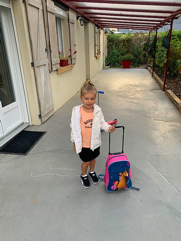 Cassidy a rejoint le concours — aidez-le/la à gagner de superbes lots ! asphalt, bag, child, door, driveway, fun, human_settlement, leisure, luggage_and_bags, person, plant, recreation, rolling, shorts, sidewalk, standing, tire, toddler, travel, vacation