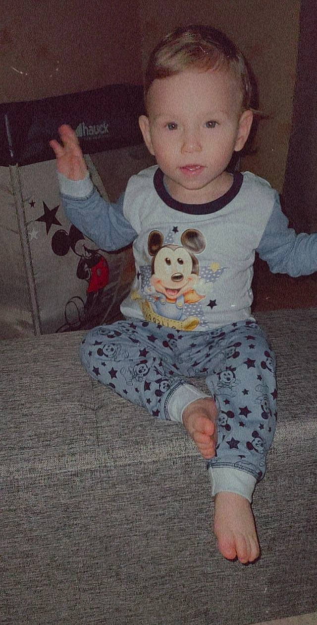 Kévan a rejoint le concours — aidez-le/la à gagner de superbes lots ! baby_toddler_clothing, cheek, cool, eye, face, facial_expression, finger, hairstyle, head, iris, joint, leg, mammal, neck, person, pink, product, skin, sleeve, standing