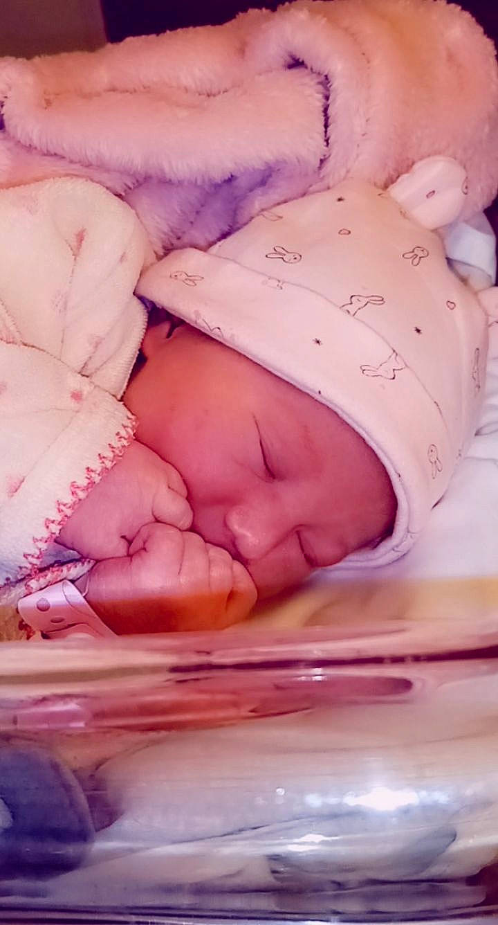 Asheley participe au concours pour gagner de l'argent avec cette photo : arm, baby, baby_sleeping, cheek, chin, comfort, eye, eyebrow, eyelash, finger, hand, head, headwear, human_body, lip, mouth, nose, person, pink, skin