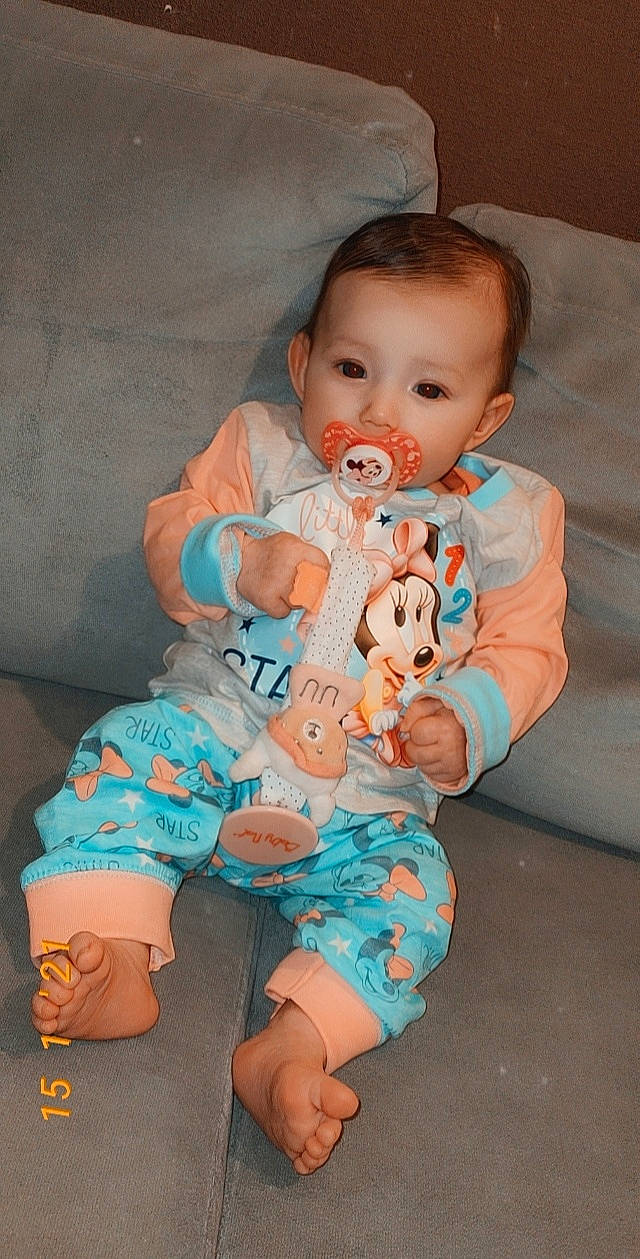 Asheley a rejoint le concours — aidez-le/la à gagner de superbes lots ! arm, azure, baby, baby_toddler_clothing, cheek, chin, clothing, comfort, eye, face, finger, head, iris, mouth, nose, person, pink, skin, sleeve, textile