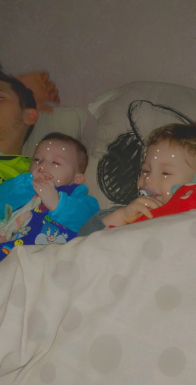 Asheley participe au concours pour gagner de l'argent avec cette photo : baby, baby_products, baby_toddler_clothing, cheek, child, comfort, event, eye, fun, happy, linens, mouth, person, plastic, room, sitting, skin, textile, thumb, toddler