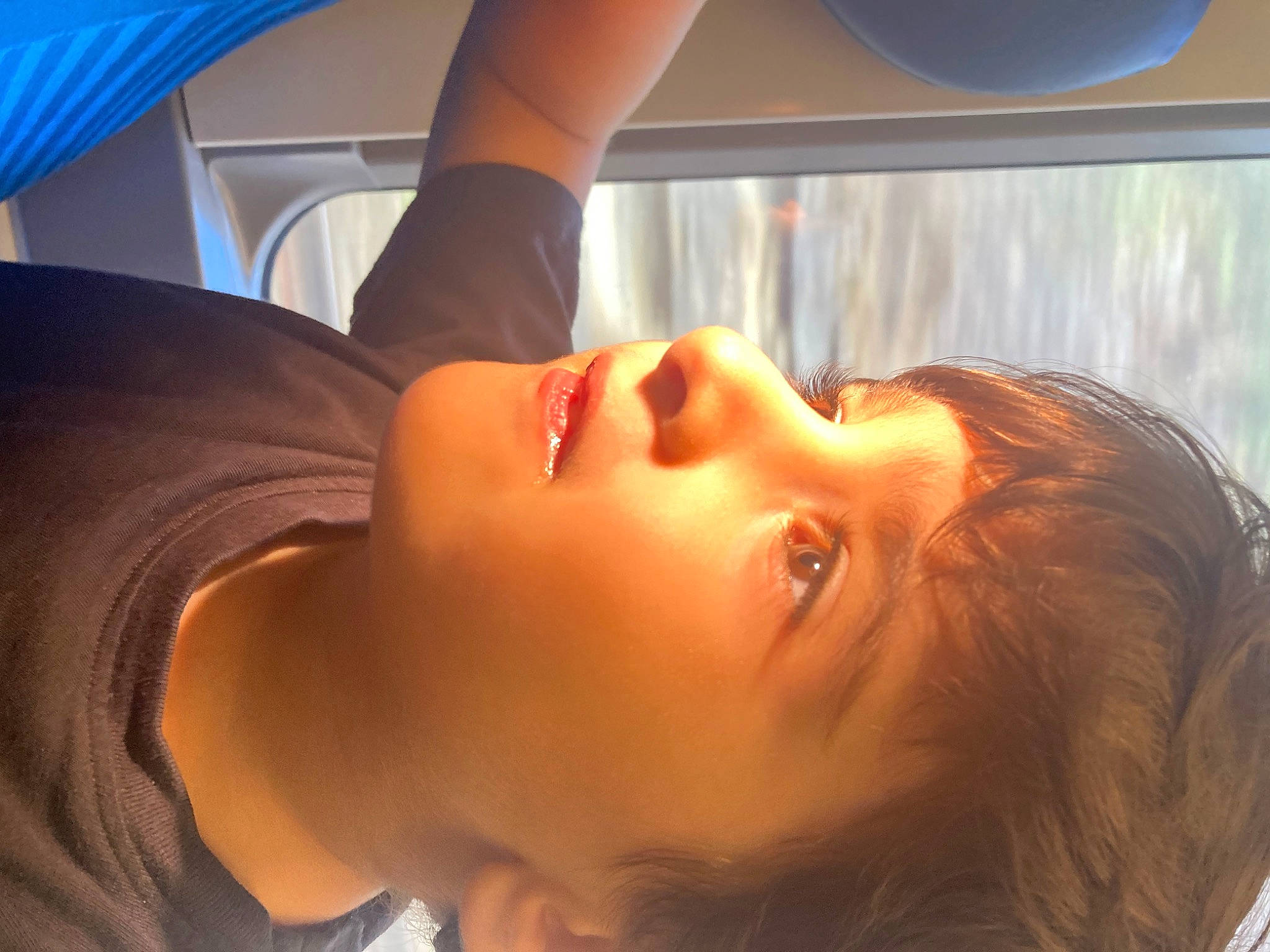 Mathéo participe au concours pour gagner de l'argent avec cette photo : audio_equipment, automotive_design, black_hair, brown_hair, chest, comfort, ear, eyebrow, eyelash, eyewear, flash_photography, forehead, fun, human_body, jaw, lip, long_hair, neck, nose, person