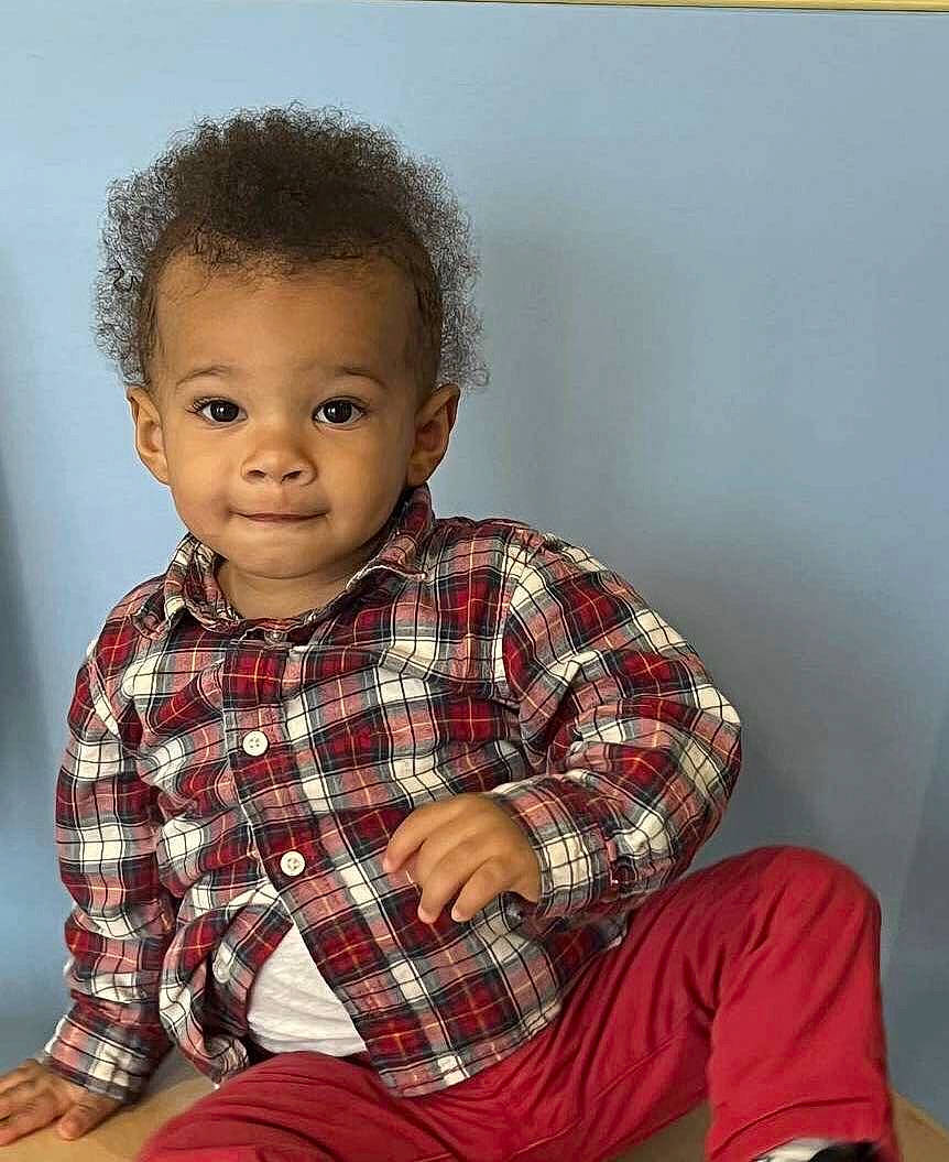 Djibril participe au concours pour gagner de l'argent avec cette photo : baby_toddler_clothing, cheek, child, collar, dress_shirt, elbow, flash_photography, hairstyle, happy, human, pattern, person, plaid, portrait_photography, sitting, sleeve, smile, standing, t_shirt, tartan