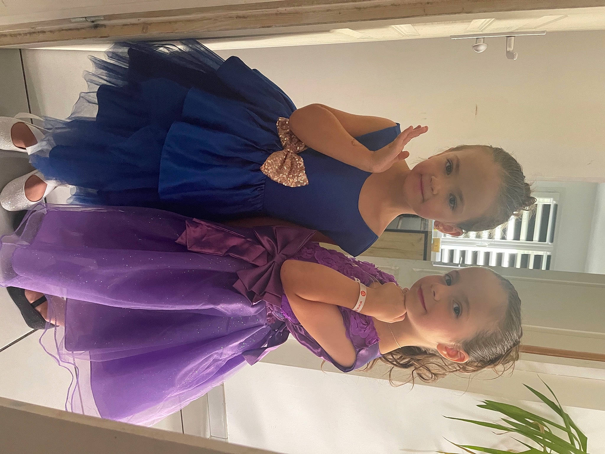 Elena participe au concours pour gagner de l'argent avec cette photo : comfort, costume, dress, event, fashion, fashion_design, happy, hat, human_leg, person, plant, purple, room, satin, smile, thigh