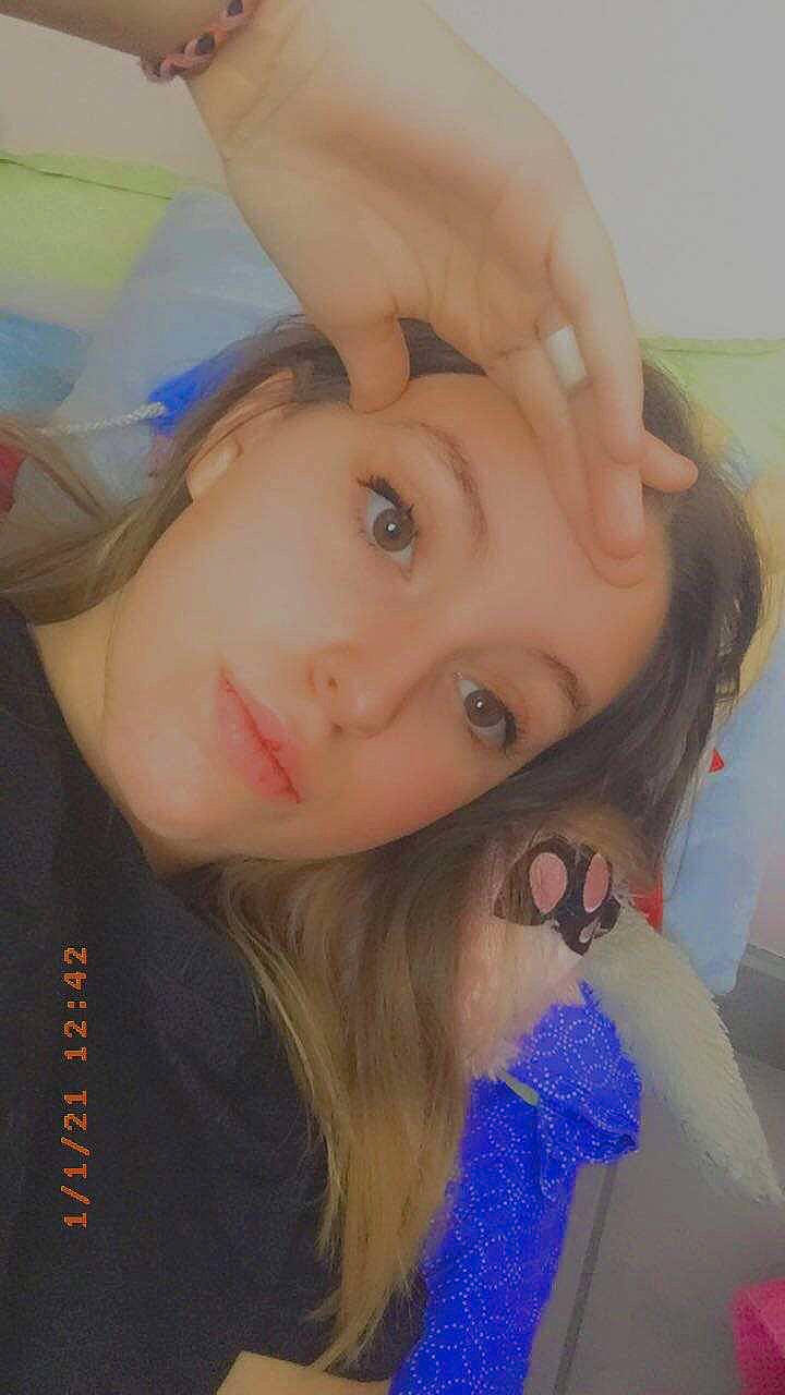 Lila a rejoint le concours — aidez-le/la à gagner de superbes lots ! beauty, blond, cheek, chin, cool, eyebrow, eyelash, finger, forehead, hairstyle, jaw, lip, long_hair, mouth, nail, neck, organ, person, skin, style