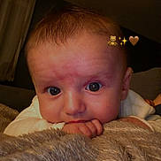 Sohan participe au concours pour gagner de l'argent avec cette photo : baby, bed, blanket, cheeks, close_up, cozy, curtain, emoji, eyes, face, fingers, fur_blanket, gaze, hand, indoor, infant, lamp, newborn, portrait, sticker