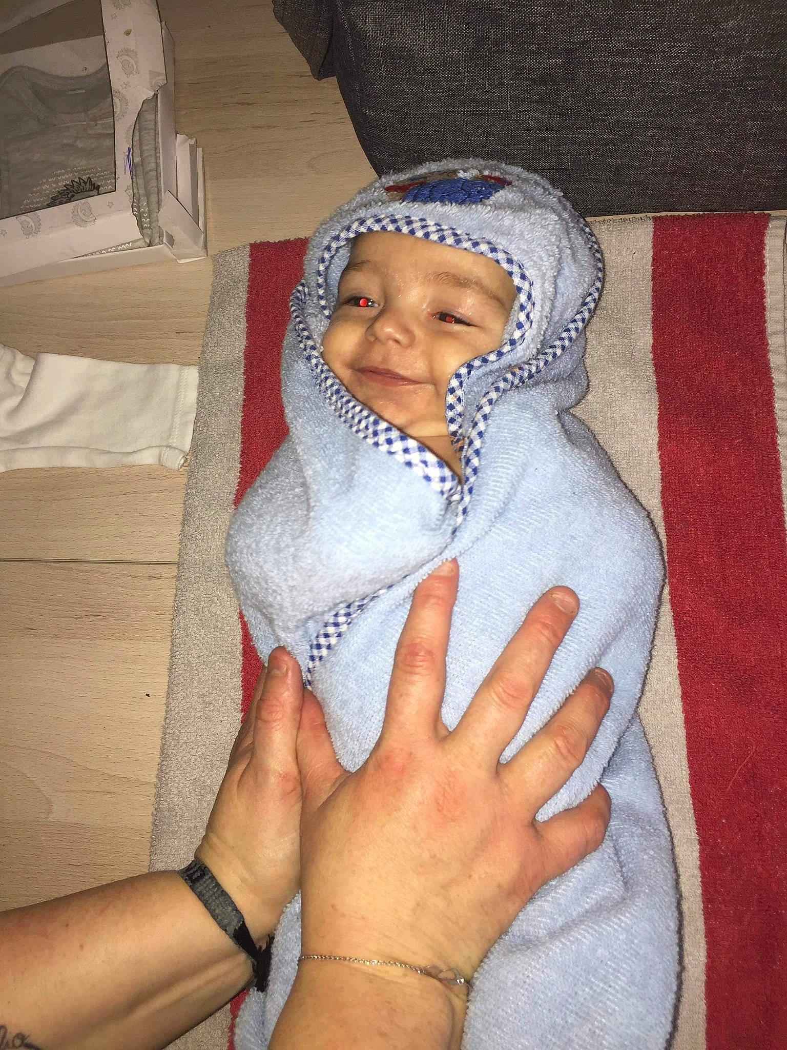 Aliziano participe au concours pour gagner de l'argent avec cette photo : art, baby, barefoot, child, foot, hand, headwear, human_leg, knitting, leg, person, textile, toe, wool