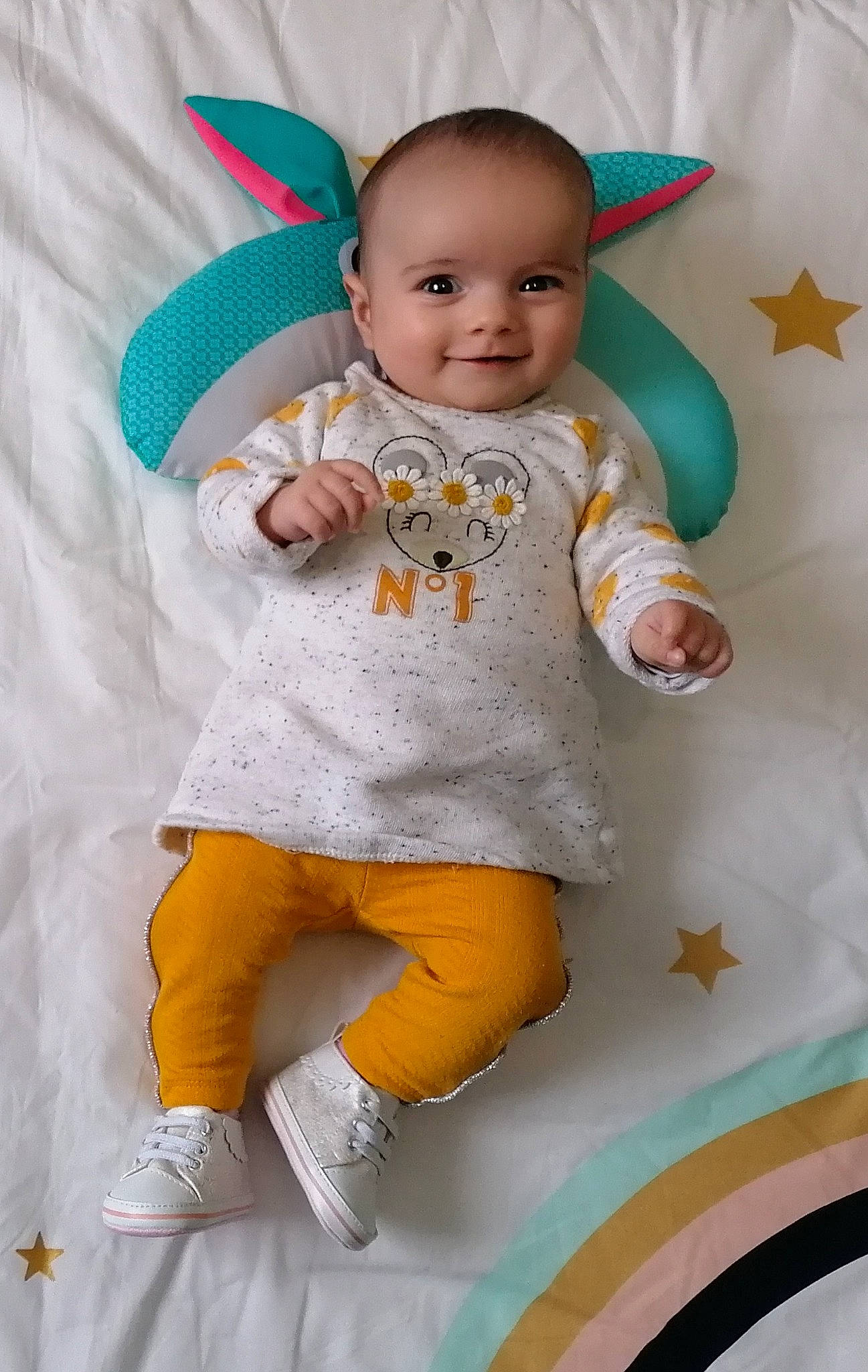 Luna participe au concours pour gagner de l'argent avec cette photo : arm, baby, baby_products, baby_toddler_clothing, cheek, child, face, finger, hand, happy, joy, linens, outerwear, pattern, person, skin, sleeve, smile, t_shirt, textile