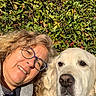 Lucette a rejoint le concours — aidez-le/la à gagner de superbes lots ! casual, closeup, companion, curly_hair, daytime, dog, friendship, glasses, golden_retriever, greenery, happy, hedge, leisure, nature, outdoor, pet, portrait, smiling, sunlight, woman
