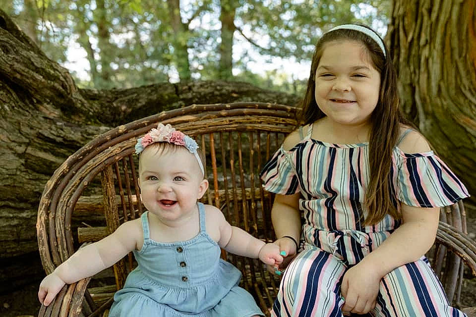 Micha is registered to the contest to win money with this photo: eye, face, facial_expression, fashion, flash_photography, grass, hairstyle, happy, head, human, iris, joy, leaf, nature, organ, people_in_nature, person, photograph, plant, skin