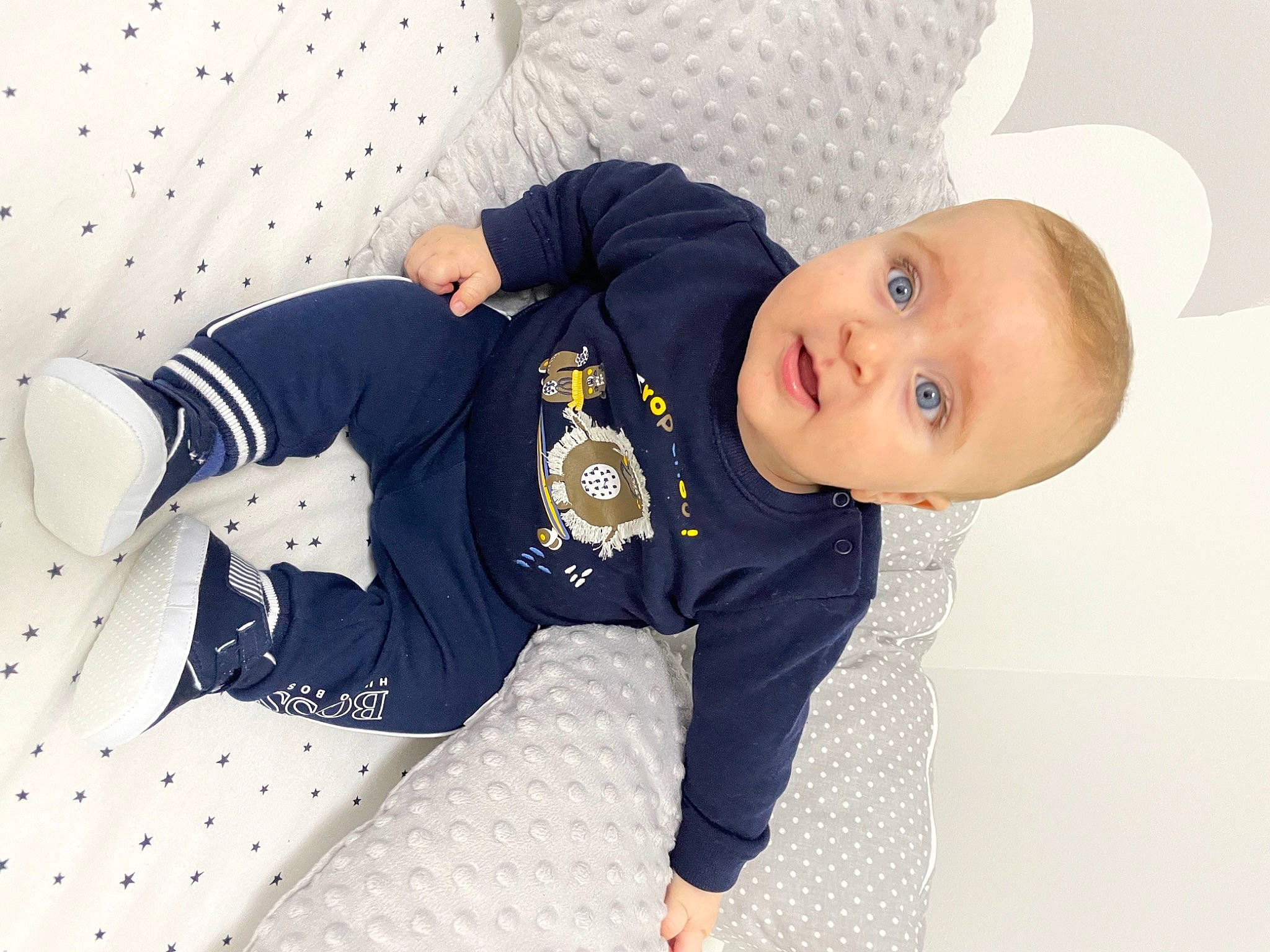 Mikael a rejoint le concours — aidez-le/la à gagner de superbes lots ! baby, baby_toddler_clothing, collar, comfort, cool, elbow, electric_blue, fashion_accessory, font, happy, headgear, knee, pattern, person, sitting, sleeve, smile, sportswear, textile, thigh