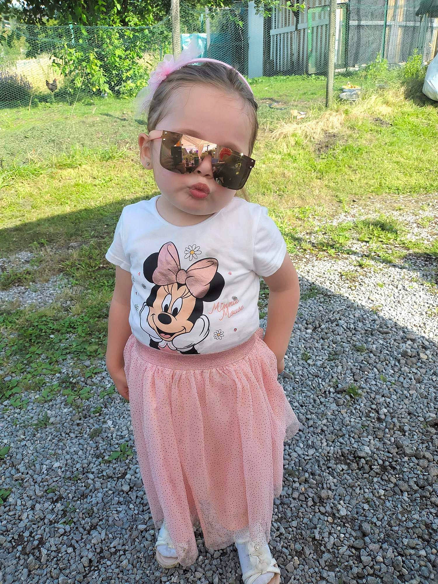 Alessia a rejoint le concours — aidez-le/la à gagner de superbes lots ! baby_toddler_clothing, child, cool, eyewear, fun, garden, glasses, goggles, grass, head, pattern, person, personal_protective_equipment, pink, plant, sleeve, sunglasses, t_shirt, toddler, vision_care