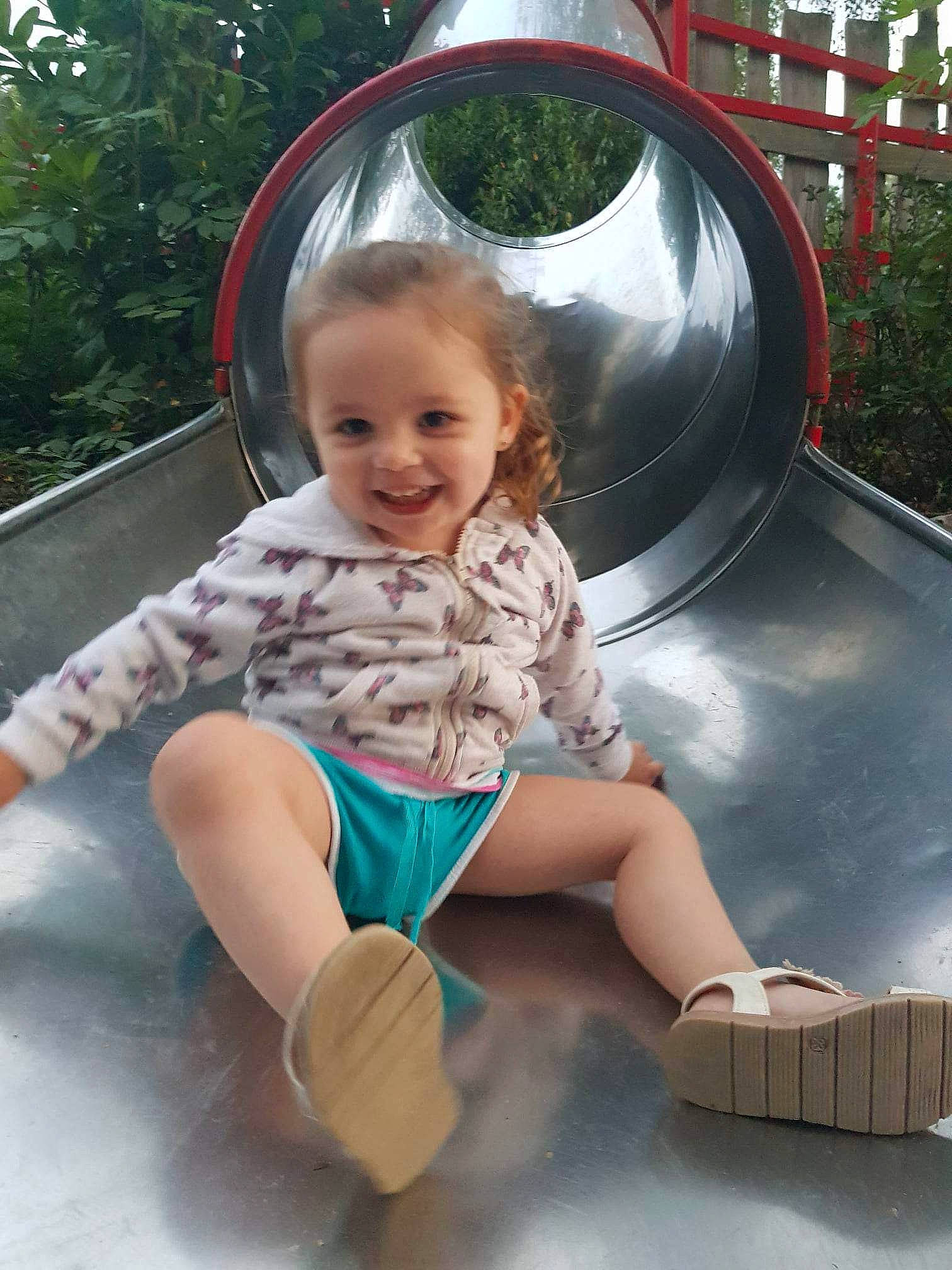 Alessia a rejoint le concours — aidez-le/la à gagner de superbes lots ! baby_toddler_clothing, child, chute, city, eye, fun, grass, happy, joy, leisure, organ, outdoor_play_equipment, person, plant, playground, recreation, sitting, smile, snapshot, t_shirt