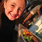 Lilou a rejoint le concours — aidez-le/la à gagner de superbes lots ! background, burger, casual_clothing, child, dining, face, food, fries, happy, headband, indoor, lettuce, light, people, person, plate, restaurant, shadow, smiling, table