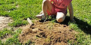 Lilou a rejoint le concours — aidez-le/la à gagner de superbes lots ! baseballcap, cap, child, clothing, face, female, grass, hat, head, nature, outdoors, park, person, photography, plant, portrait, shorts, soil, t_shirt, vegetation