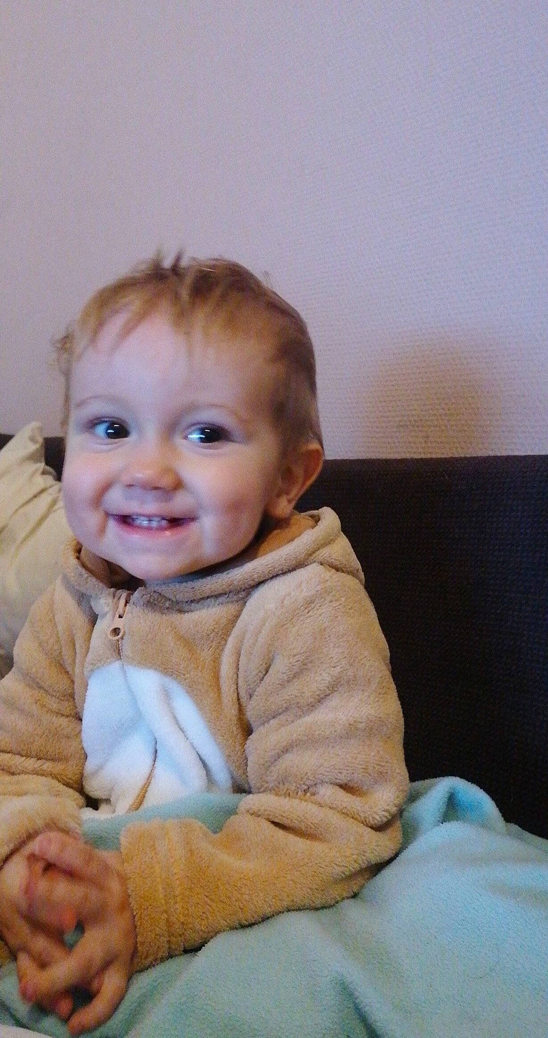 Juliano participe au concours pour gagner de l'argent avec cette photo : baby, baby_toddler_clothing, blond, cheek, comfort, couch, eyebrow, finger, fun, gesture, hair, happy, iris, joy, lip, nose, person, sitting, skin, sleeve