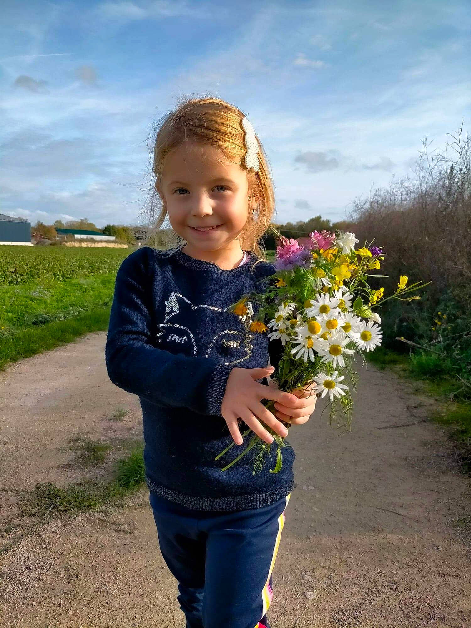 Maddie a rejoint le concours — aidez-le/la à gagner de superbes lots ! blond, cloud, denim, electric_blue, flower, fun, grass, grassland, happy, joy, landscape, meadow, people_in_nature, person, plant, prairie, sky, sleeve, smile, standing
