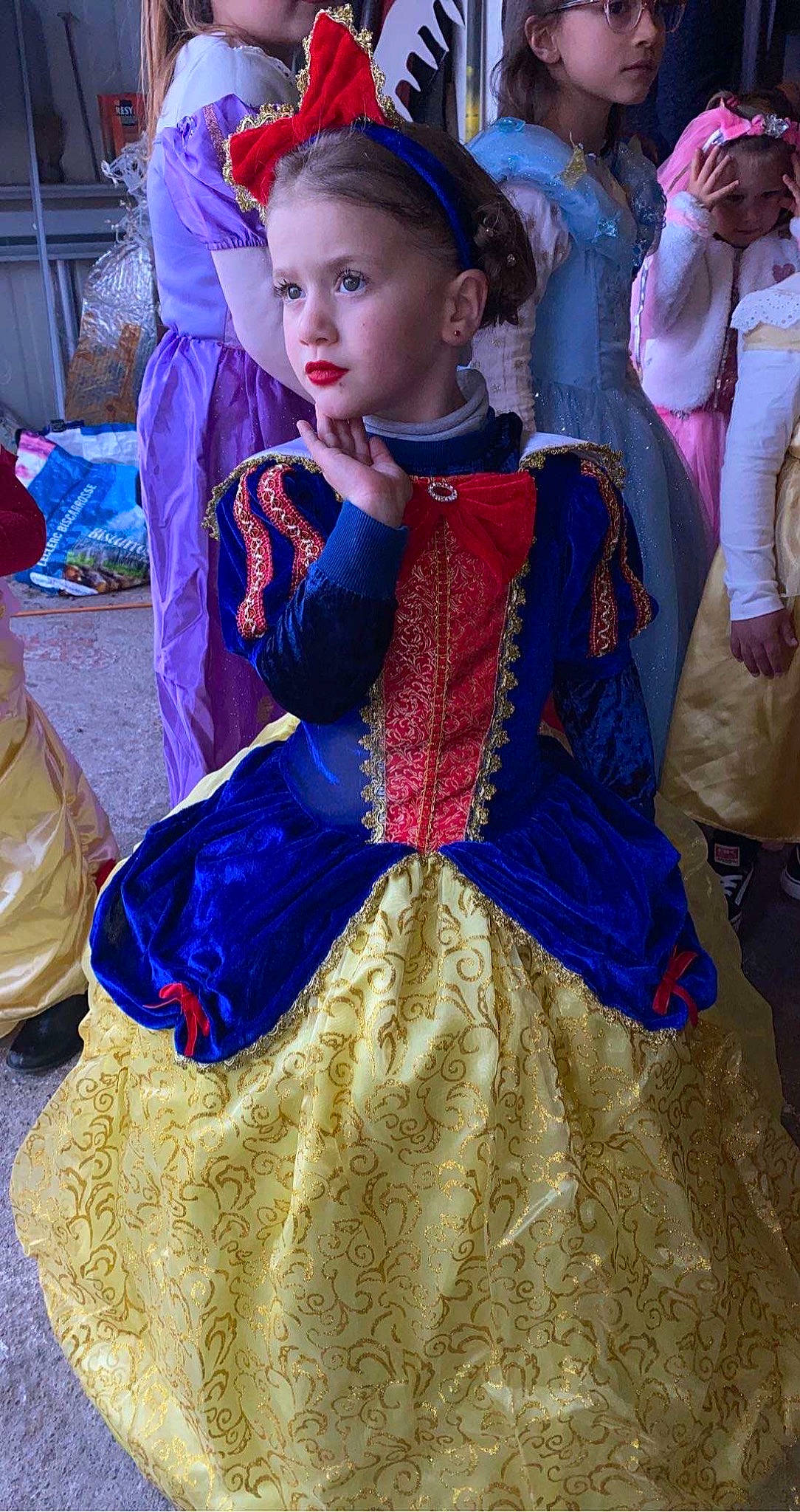 Maïdie a rejoint le concours — aidez-le/la à gagner de superbes lots ! blue, blurred, child, costume, costume_design, embellishment, entertainment, event, fashion_design, festival, fun, history, jewellery, magenta, person, pink, public_event, purple, sitting, sleeve