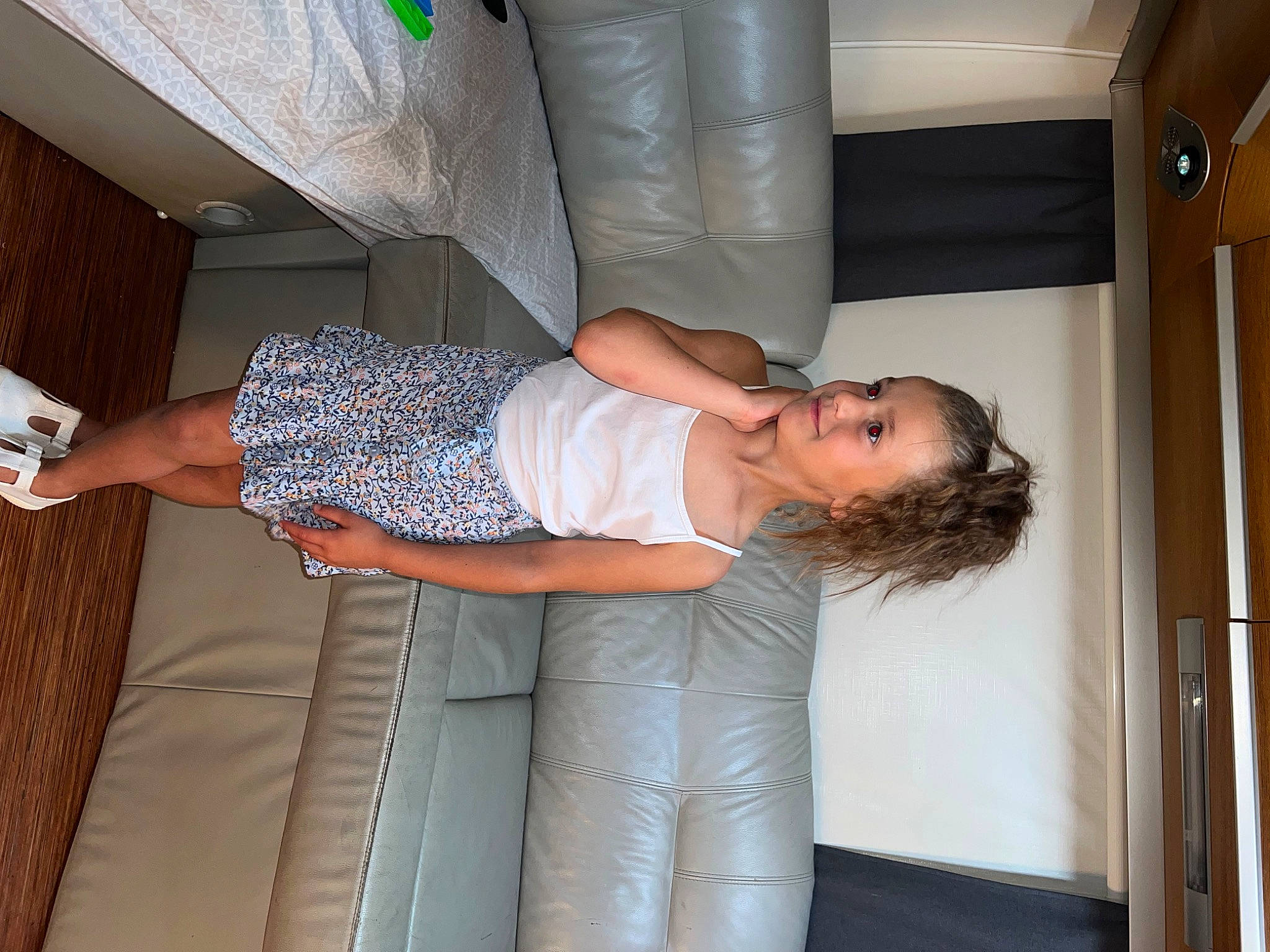 Maïdie a rejoint le concours — aidez-le/la à gagner de superbes lots ! calf, ceiling, cleanliness, comfort, elbow, flooring, foot, fun, hardwood, human_leg, joint, joy, knee, lap, pattern, person, room, shoulder, thigh, waist