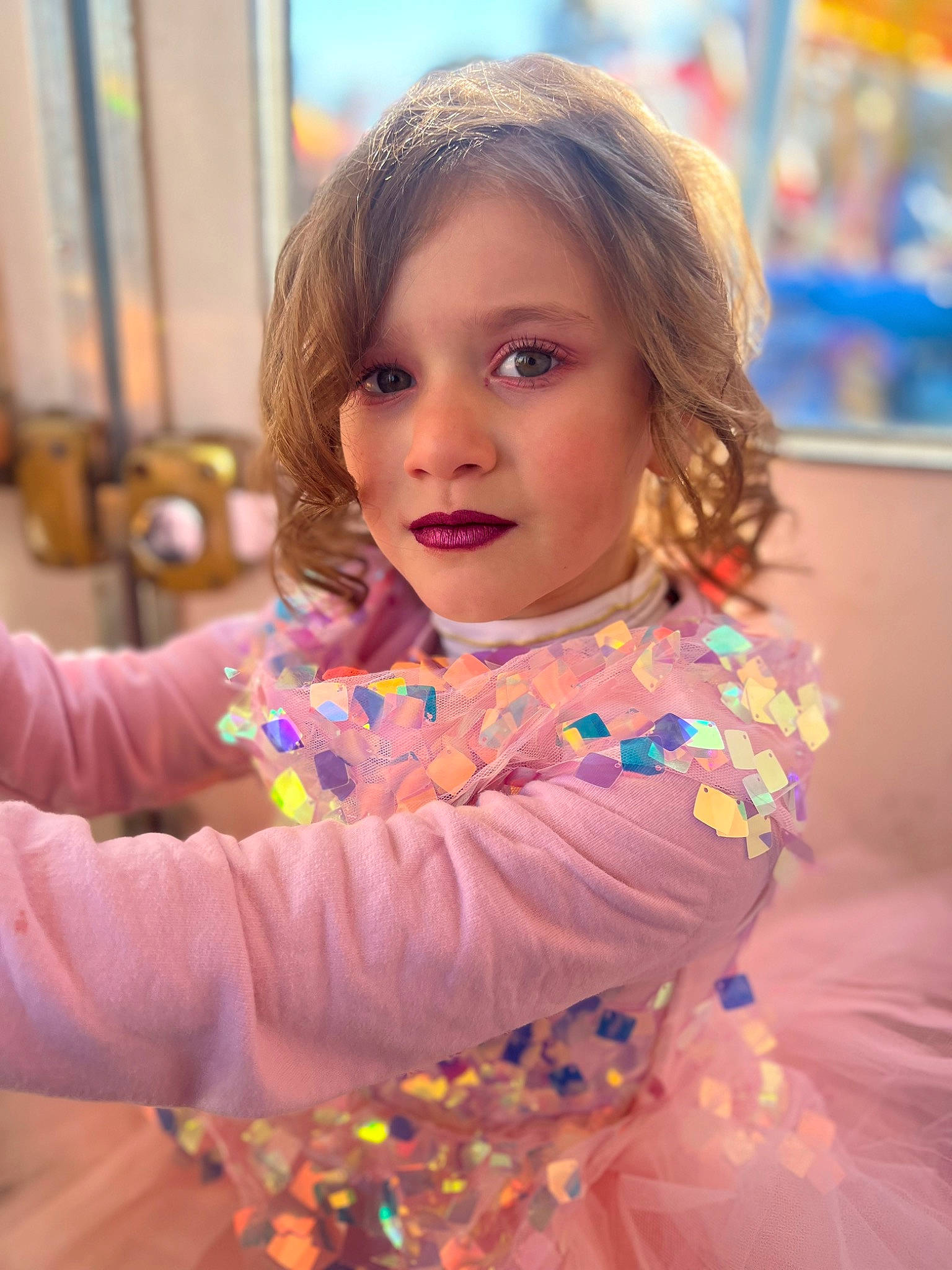 Maïdie a rejoint le concours — aidez-le/la à gagner de superbes lots ! blond, child, dress, electric_blue, event, fashion_accessory, fashion_design, fun, hairstyle, happy, iris, leisure, magenta, person, pink, recreation, shoulder, sitting, skin, toddler