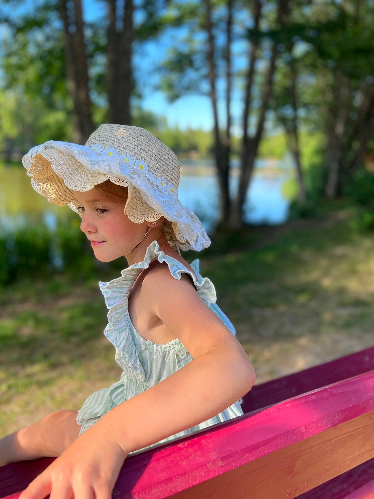 Maïdie a rejoint le concours — aidez-le/la à gagner de superbes lots ! beauty, cap, dress, flash_photography, fun, grass, hairstyle, happy, hat, headwear, keyboard, leisure, musical_instrument, people_in_nature, person, plant, recreation, summer, sun_hat, sunlight