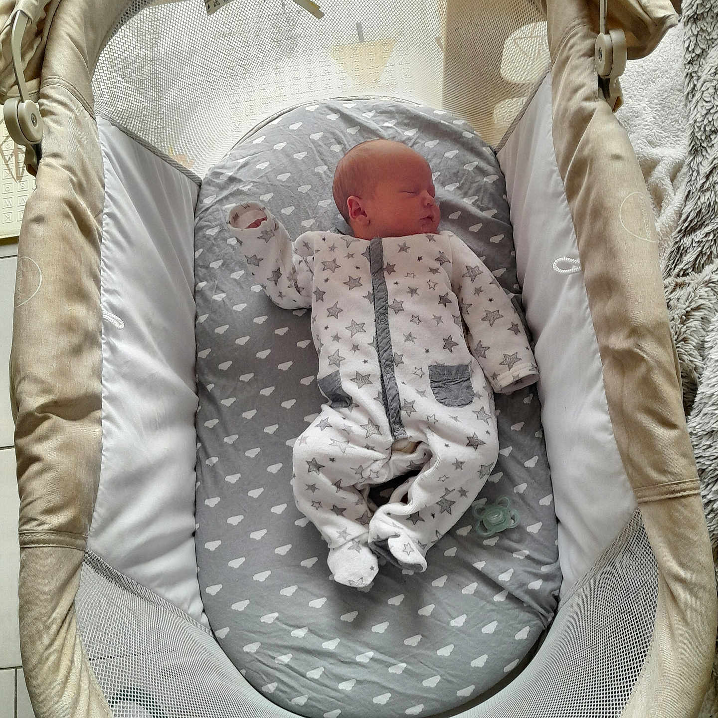 Ezio participe au concours pour gagner de l'argent avec cette photo : baby, bassinet, blanket, child, clothing, cotton, fabric, footed_pajamas, heart_pattern, infant, newborn, pacifier, pattern, person, pillow, sleeping, soft, stars_pattern, textile, white