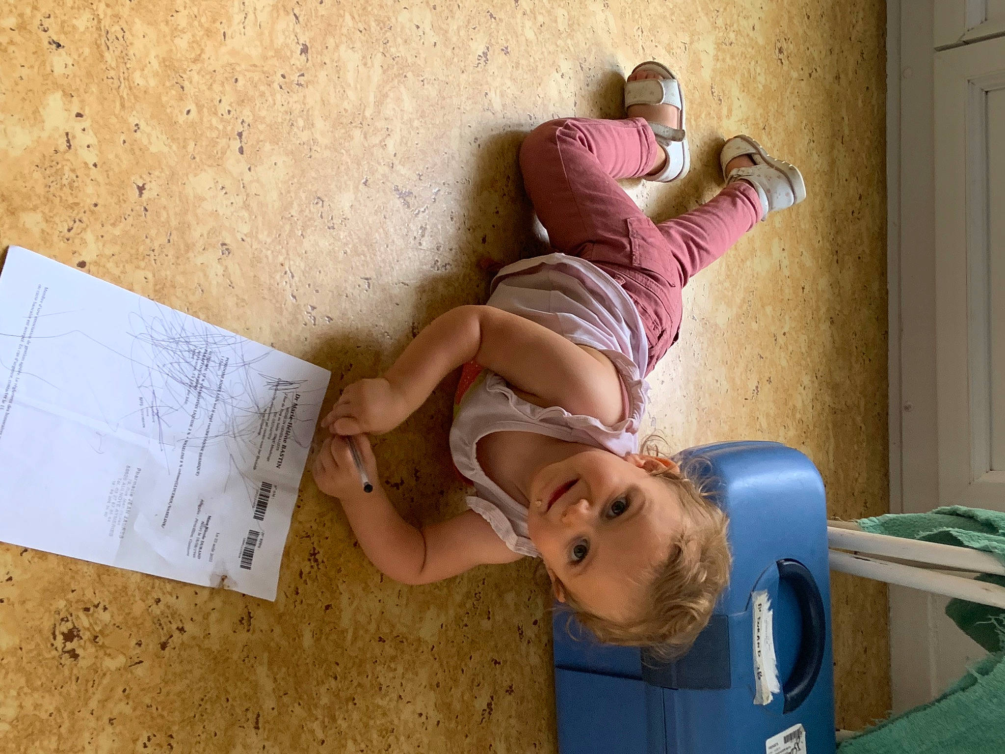 Clélia participe au concours pour gagner de l'argent avec cette photo : child, comfort, elbow, eyewear, foot, fun, happy, human_leg, joint, joy, knee, leg, leisure, person, room, sitting, smile, table, thigh, toddler