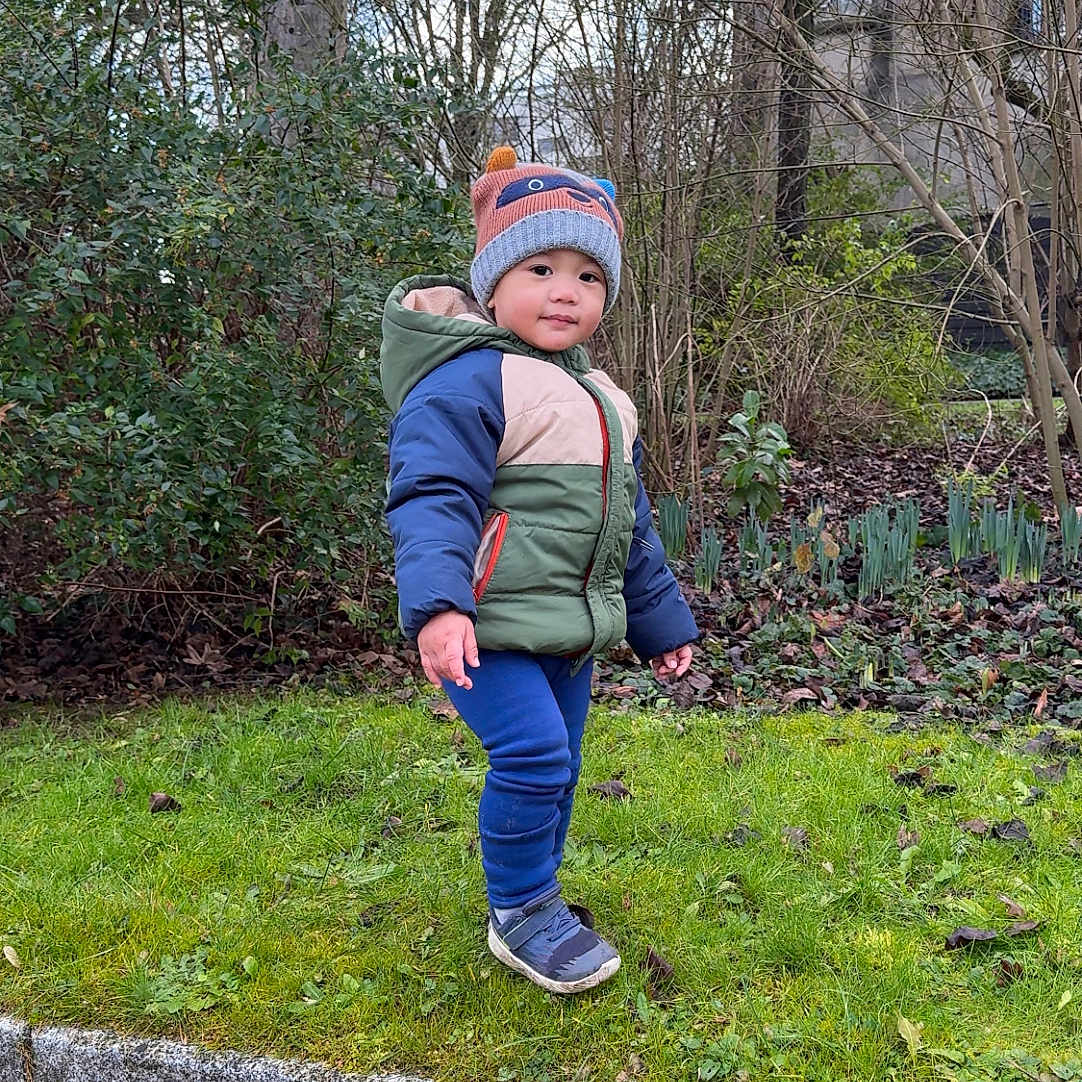 Duncan participe au concours pour gagner de l'argent avec cette photo : clothing, coat, face, grass, grove, head, jacket, land, nature, outdoors, pants, park, person, photography, plant, portrait, soil, tree, vegetation, walking