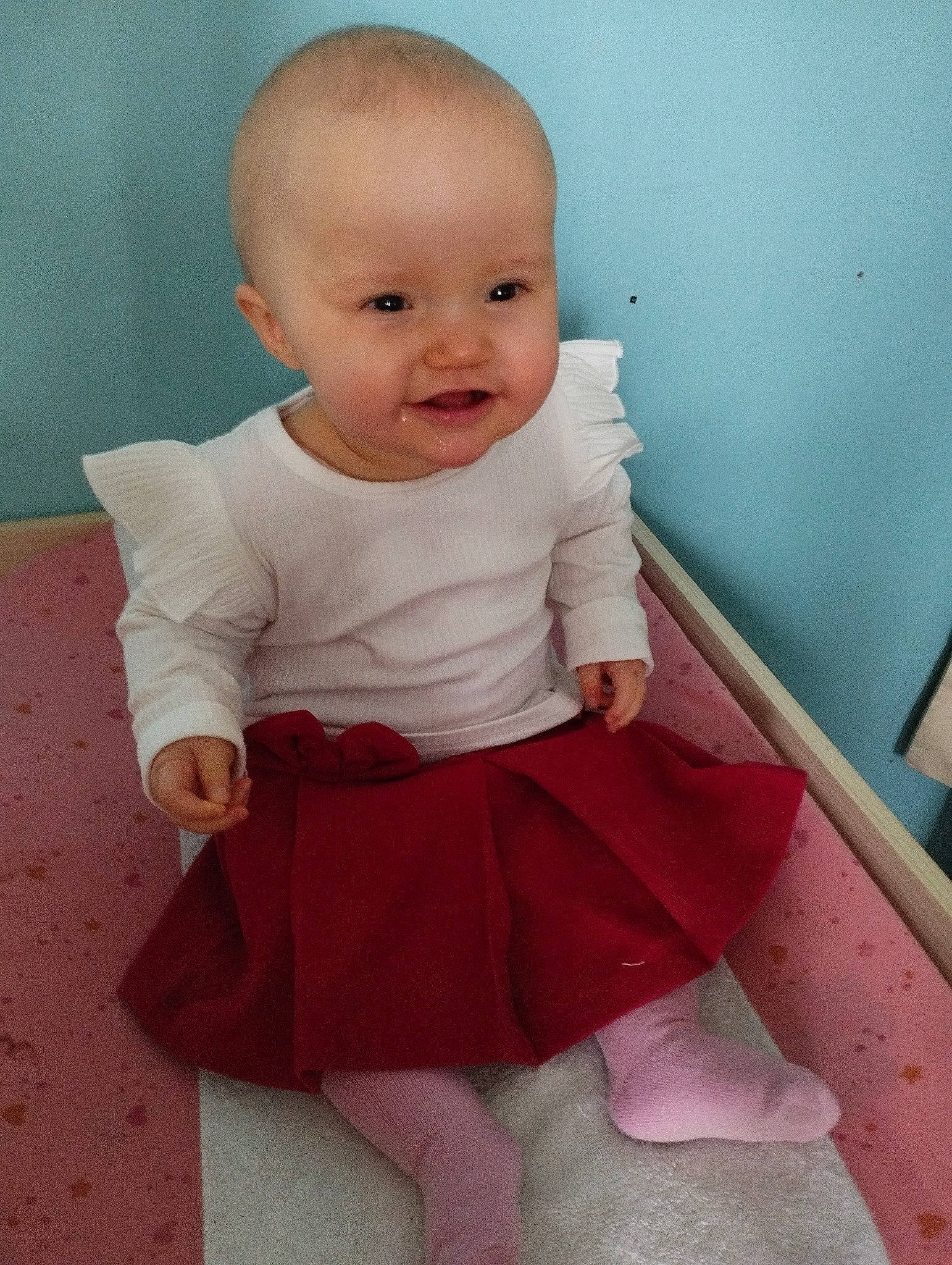 Layla a rejoint le concours — aidez-le/la à gagner de superbes lots ! baby, baby_toddler_clothing, cheek, child, face, flooring, happy, head, human_leg, iris, knee, lip, magenta, neck, person, pink, product, skin, sleeve, smile