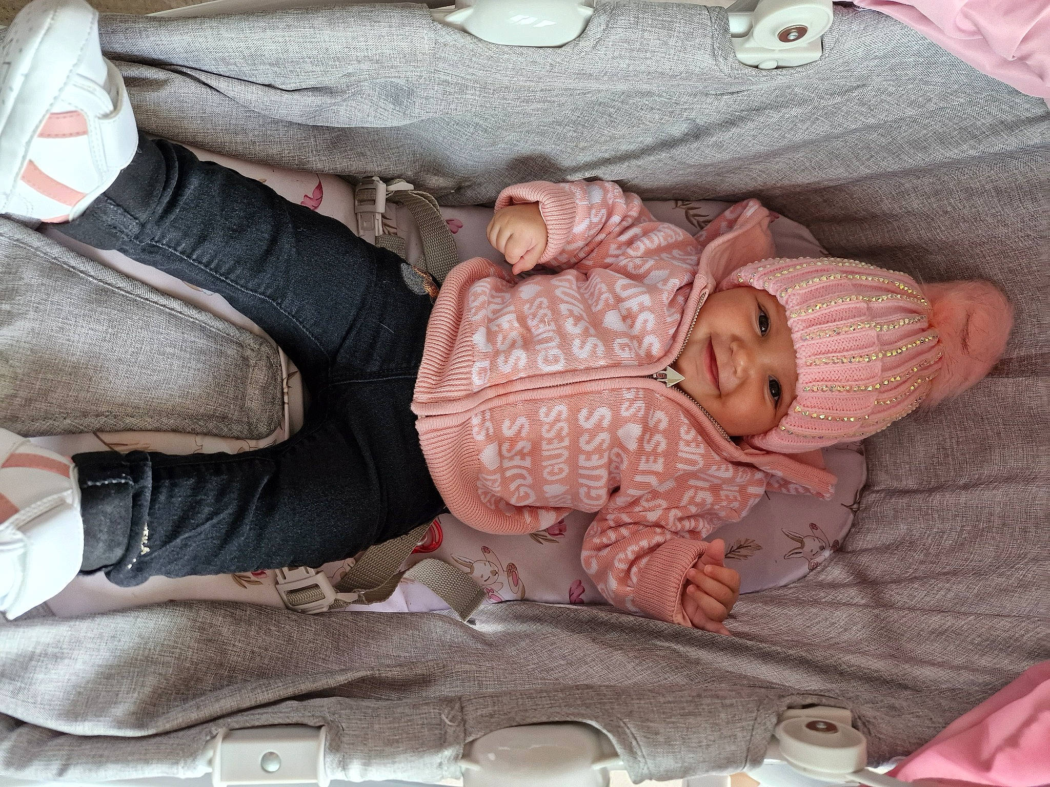 Maëlys participe au concours pour gagner de l'argent avec cette photo : baby, baby_carriage, baby_products, baby_sleeping, baby_toddler_clothing, bag, car_seat, cheek, child, comfort, fashion_accessory, headwear, joy, linens, pattern, person, pocket, skin, sleeve, textile