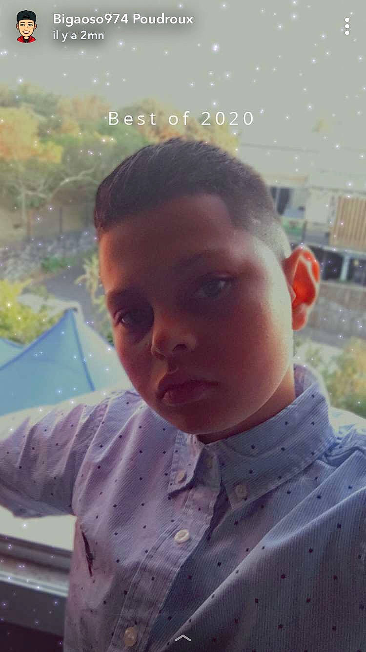 Sohan participe au concours pour gagner de l'argent avec cette photo : clothing, collar, cool, dress_shirt, eyebrow, eyewear, facial_expression, forehead, fun, happy, human, lip, mouth, nose, person, shirt, skin, sleeve, sunglasses, t_shirt