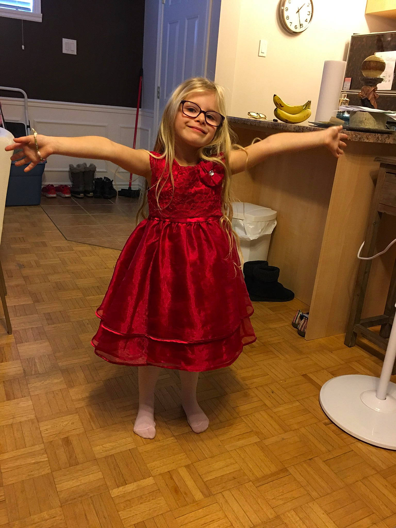 Alycia a rejoint le concours — aidez-le/la à gagner de superbes lots ! clothing, costume, dress, floor, flooring, joint, joy, person, room, shoulder