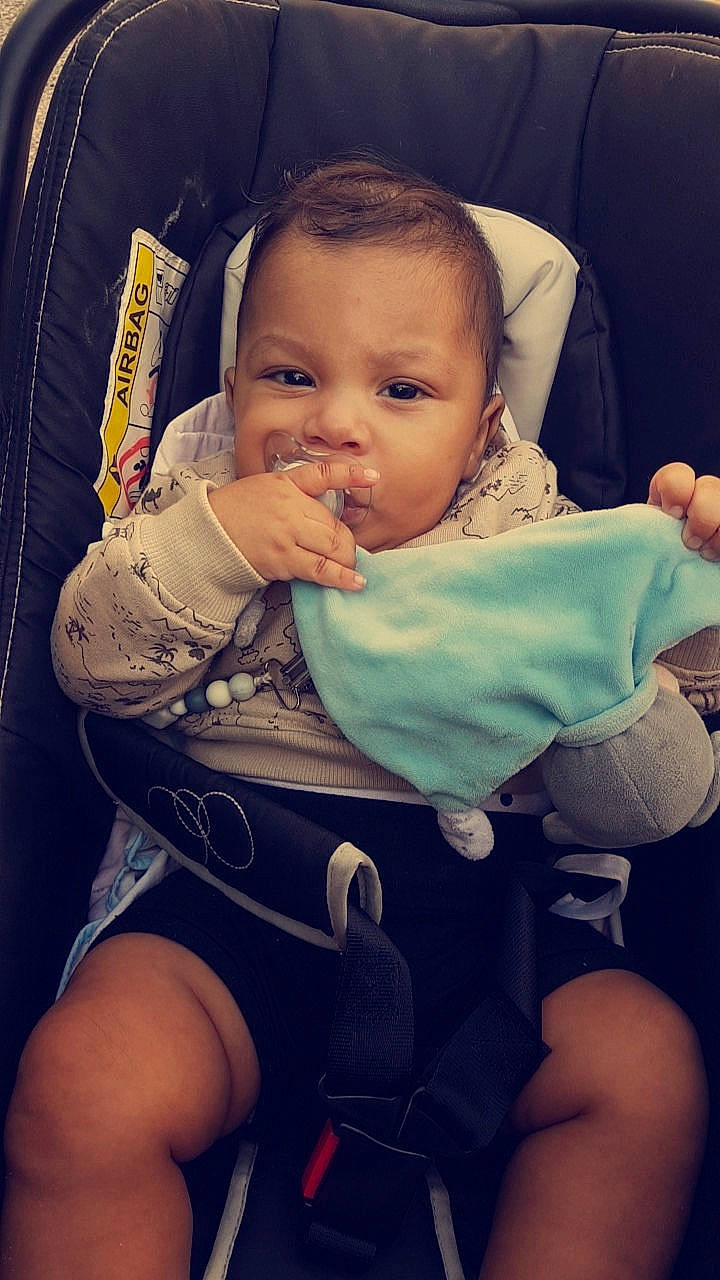 Kahyl participe au concours pour gagner de l'argent avec cette photo : arm, baby, baby_carriage, baby_in_car_seat, baby_products, cheek, child, chin, cool, eye, face, hand, head, leg, lip, nose, person, product, sitting, skin