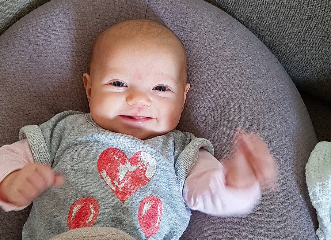 Jeanne a rejoint le concours — aidez-le/la à gagner de superbes lots ! baby_products, cheek, child, eye, hand, infant, lip, person, product, skin, smile, textile, toddler