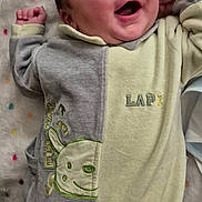 Lyaam participe au concours pour gagner de l'argent avec cette photo : baby, baby_clothes, blanket, child, colorful, cozy, cute, expression, fabric, face, happy, indoors, infant, lying_down, newborn, onesie, portrait, raised_arms, smiling, soft