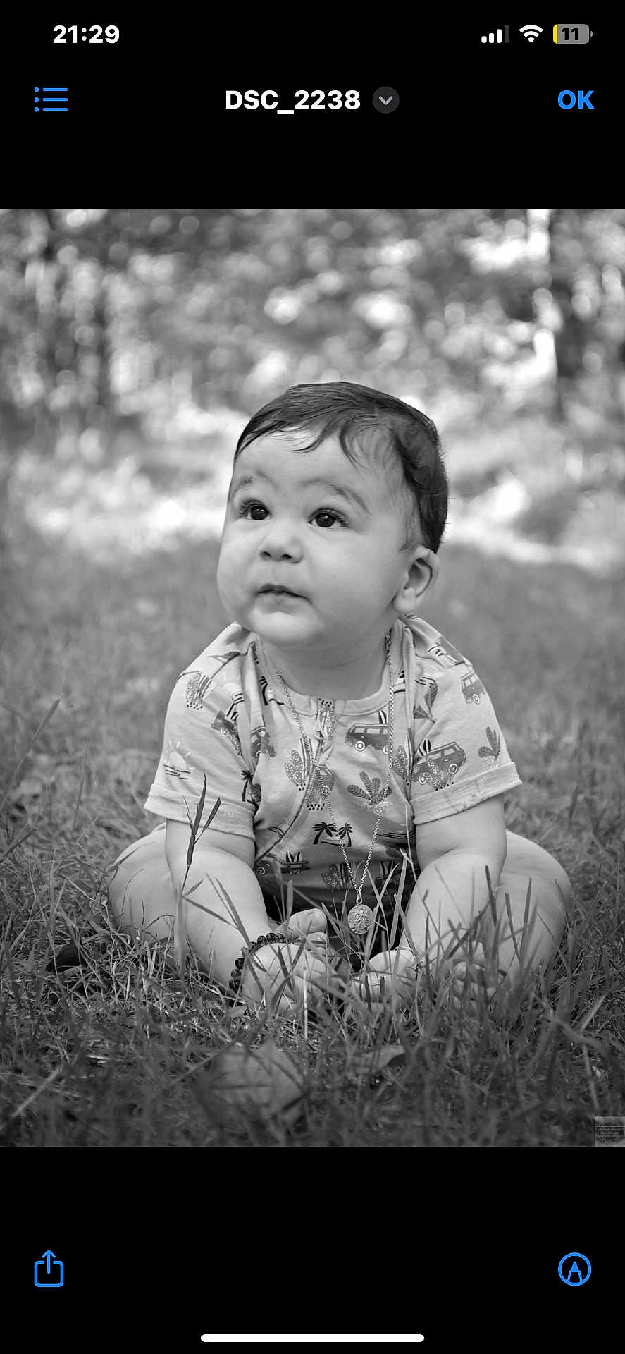 Lyaam participe au concours pour gagner de l'argent avec cette photo : baby, child, grass, outdoor, sitting, black_and_white, portrait, cute, nature, necklace, shirt, young, expression, innocent, curious, person, face, head, hands, feet