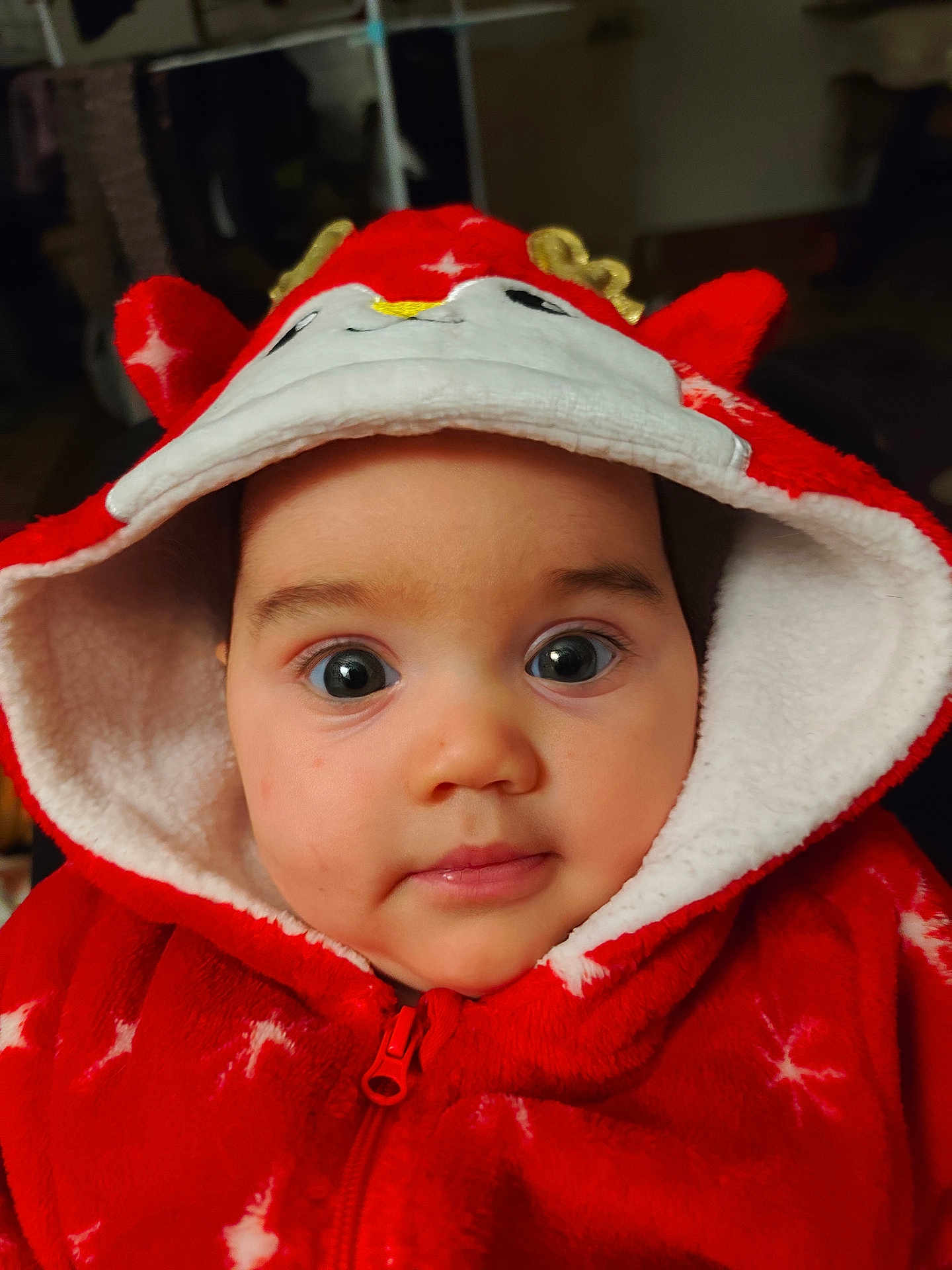 Calypso a rejoint le concours — aidez-le/la à gagner de superbes lots ! baby, child, closeup, cute, expression, eyes, face, headwear, hood, indoor, innocent, person, portrait, red_clothing, snowflake_pattern, soft_texture, warm_clothing, winter_outfit, young_child, zipper