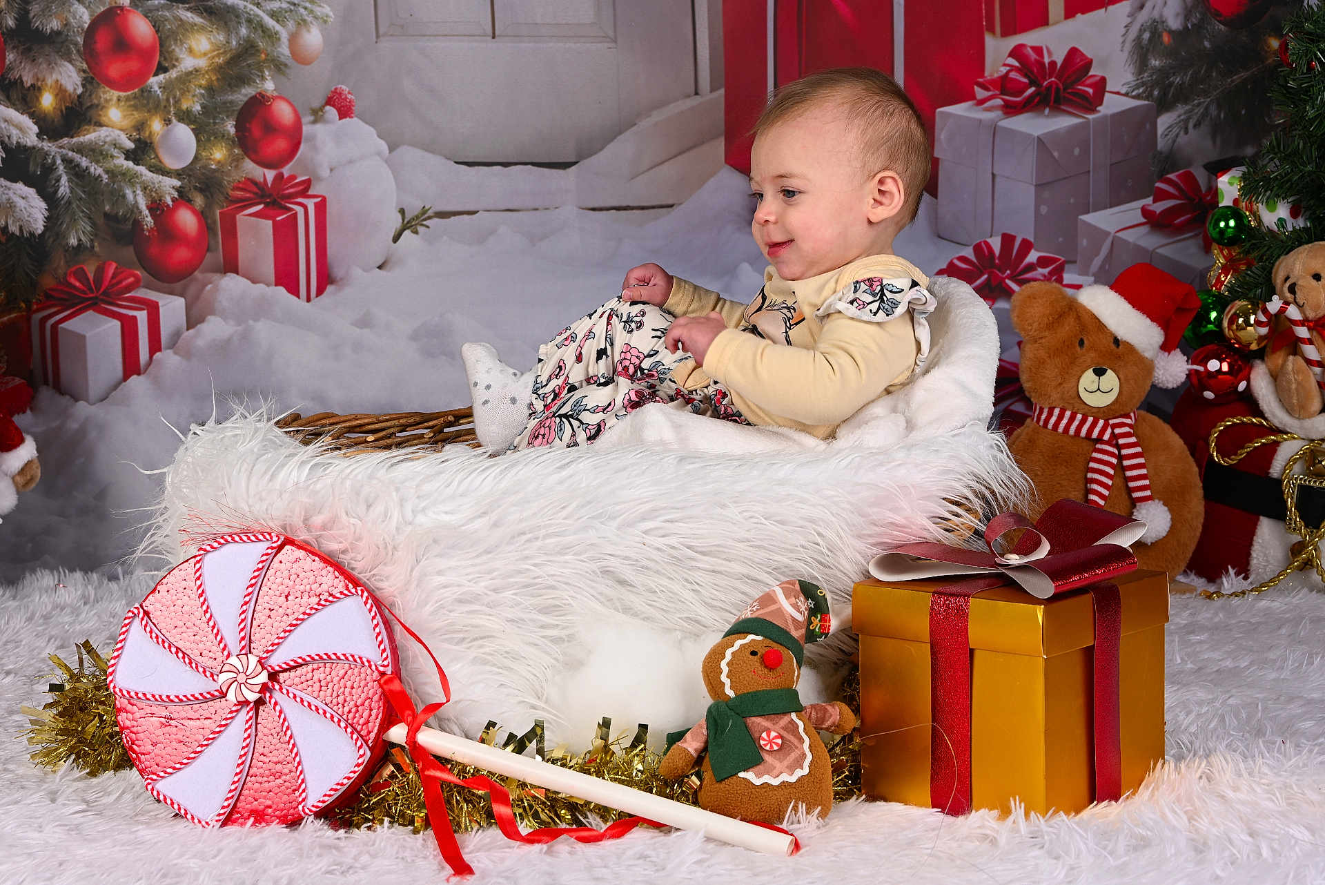 Colleen participe au concours pour gagner de l'argent avec cette photo : baby, child, basket, fluffy, christmas, holiday, decorations, present, gift_box, stuffed_toy, teddy_bear, gingerbread, peppermint_candy, snow, festive, smiling, indoor, cozy, portrait, cute