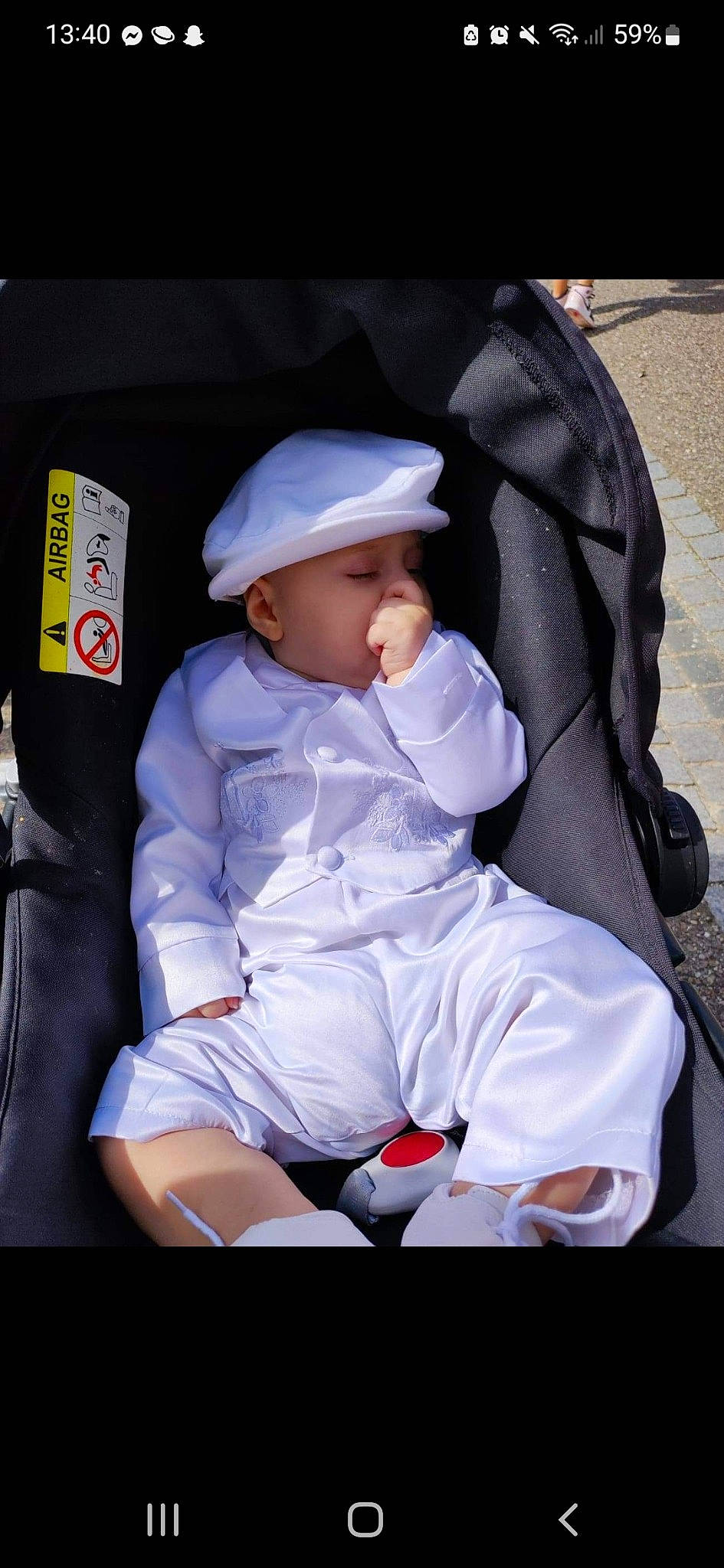 William participe au concours pour gagner de l'argent avec cette photo : baby, baby_carriage, baby_products, baby_toddler_clothing, cap, carmine, child, comfort, fashion_accessory, fun, hat, headwear, lap, person, sitting, sleeve, toddler