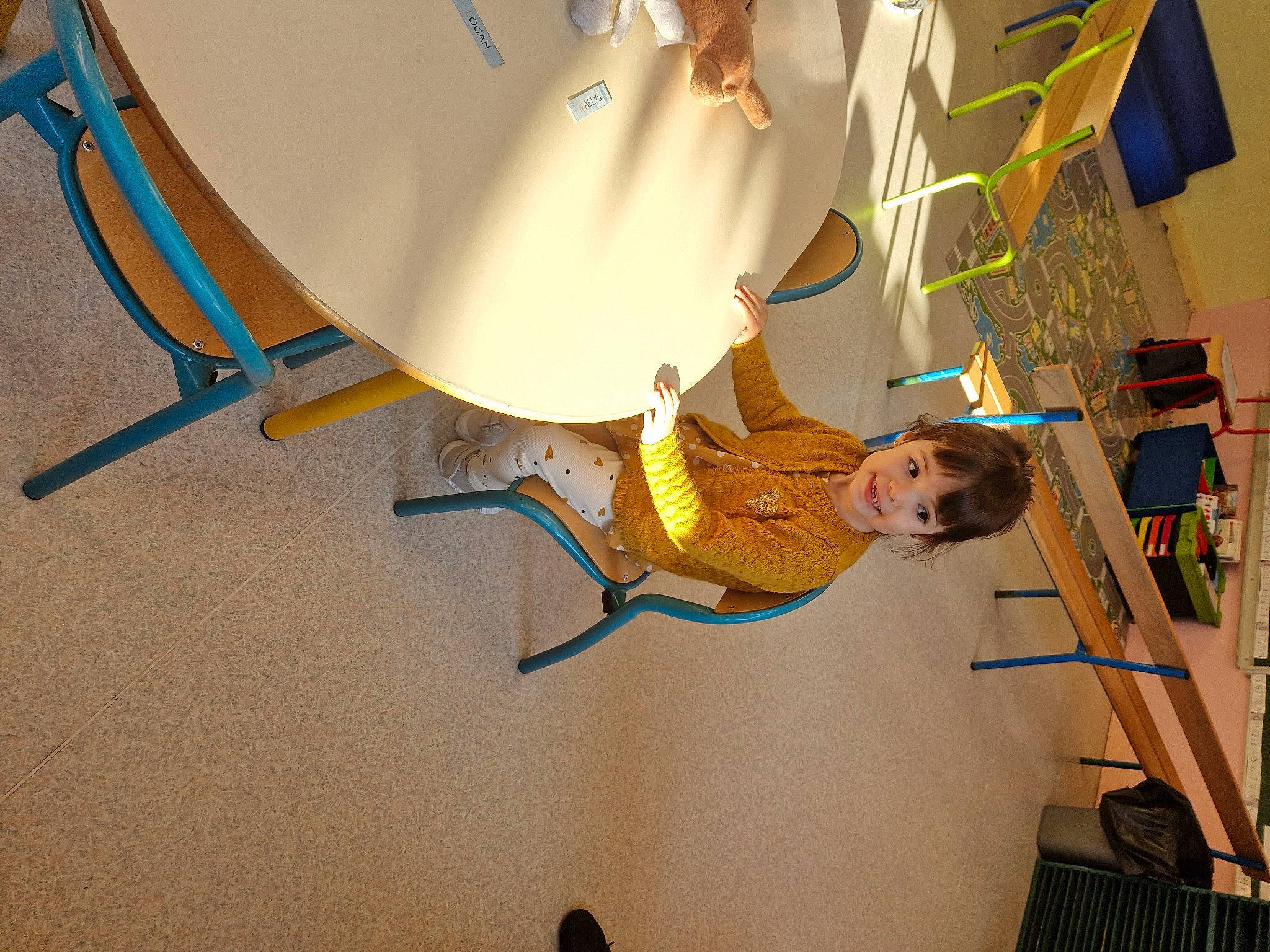 Maëlys participe au concours pour gagner de l'argent avec cette photo : adventure, art, ceiling, child, circle, floor, flooring, fun, hardwood, joy, leisure, person, play, recreation, room, space, toddler, visual_arts, wood