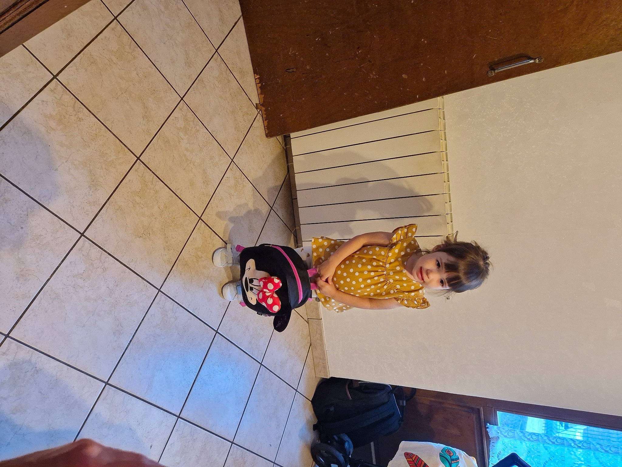 Maëlys a rejoint le concours — aidez-le/la à gagner de superbes lots ! ceiling, child, display_device, floor, flooring, fun, hardwood, leisure, pattern, person, room, shadow, television, tile, toddler, visual_arts, wood