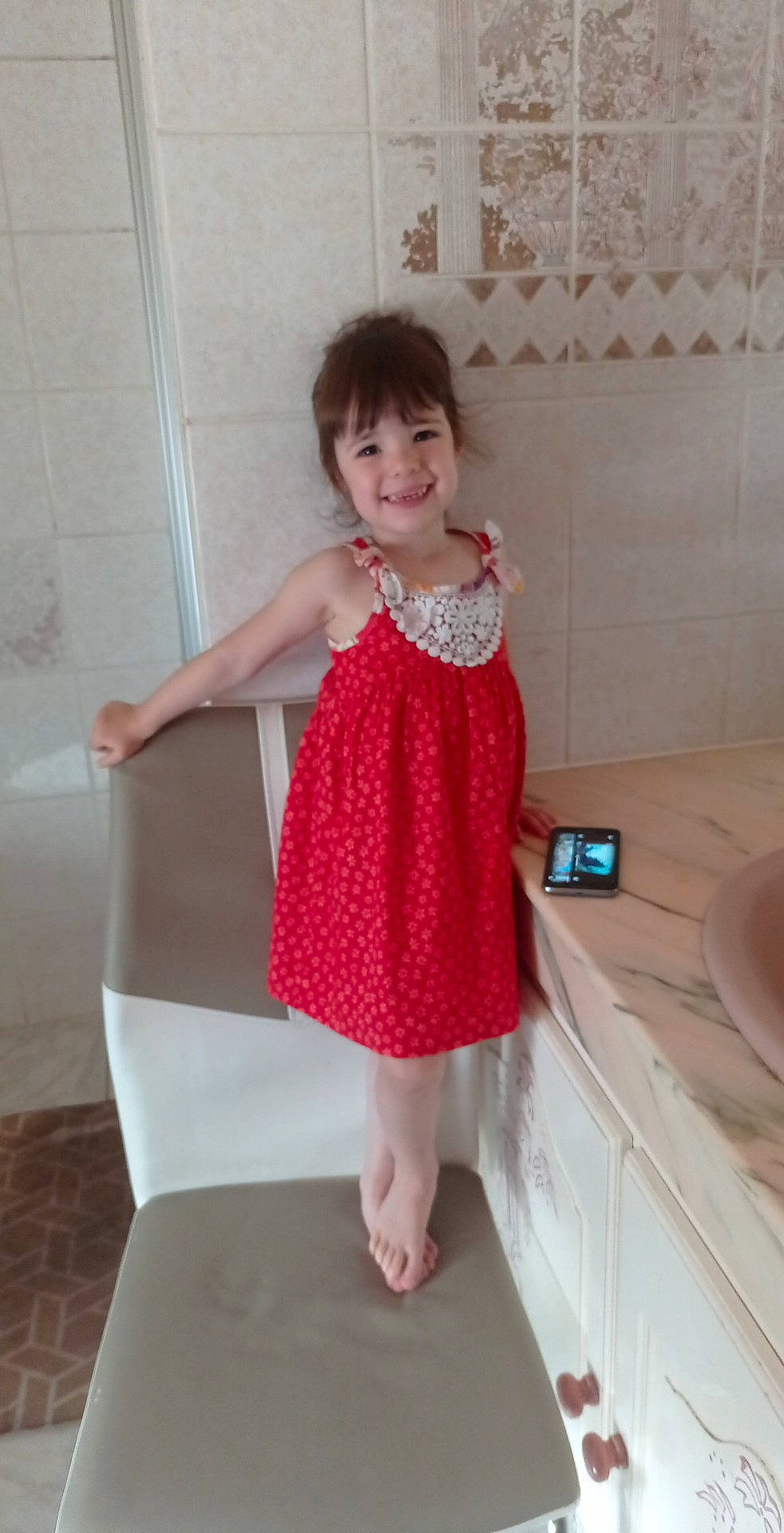 Maëlys a rejoint le concours — aidez-le/la à gagner de superbes lots ! baby_toddler_clothing, elbow, finger, floor, flooring, human_body, human_leg, joint, joy, knee, neck, pattern, person, skin, sleeve, smile, thigh, thumb, toddler, trunk