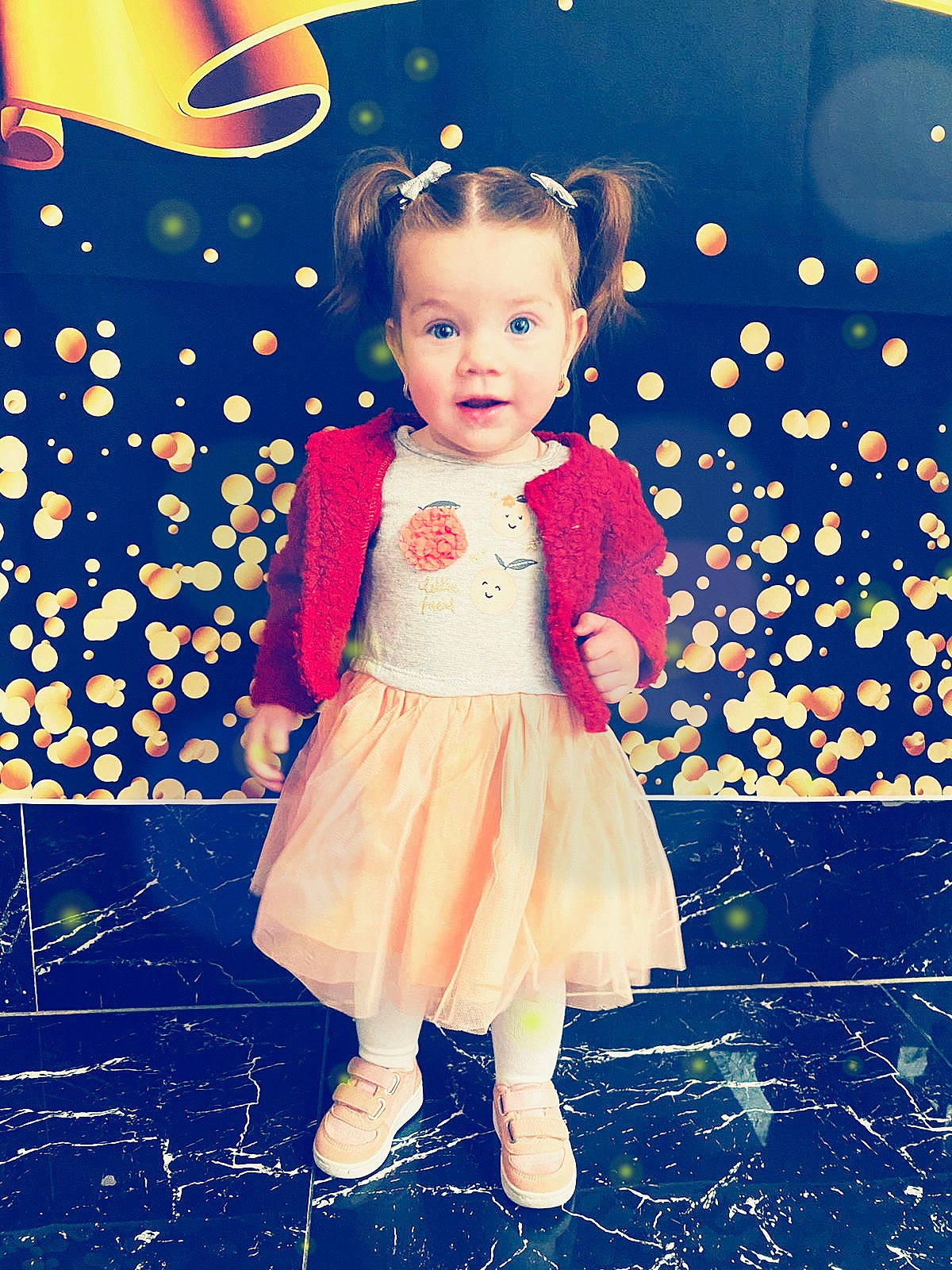 Kataleya a rejoint le concours — aidez-le/la à gagner de superbes lots ! baby_toddler_clothing, child, electric_blue, event, fashion_accessory, fashion_design, flash_photography, fun, happy, lighting, magenta, party_supply, pattern, people_in_nature, person, purple, sleeve, smile, standing, toddler