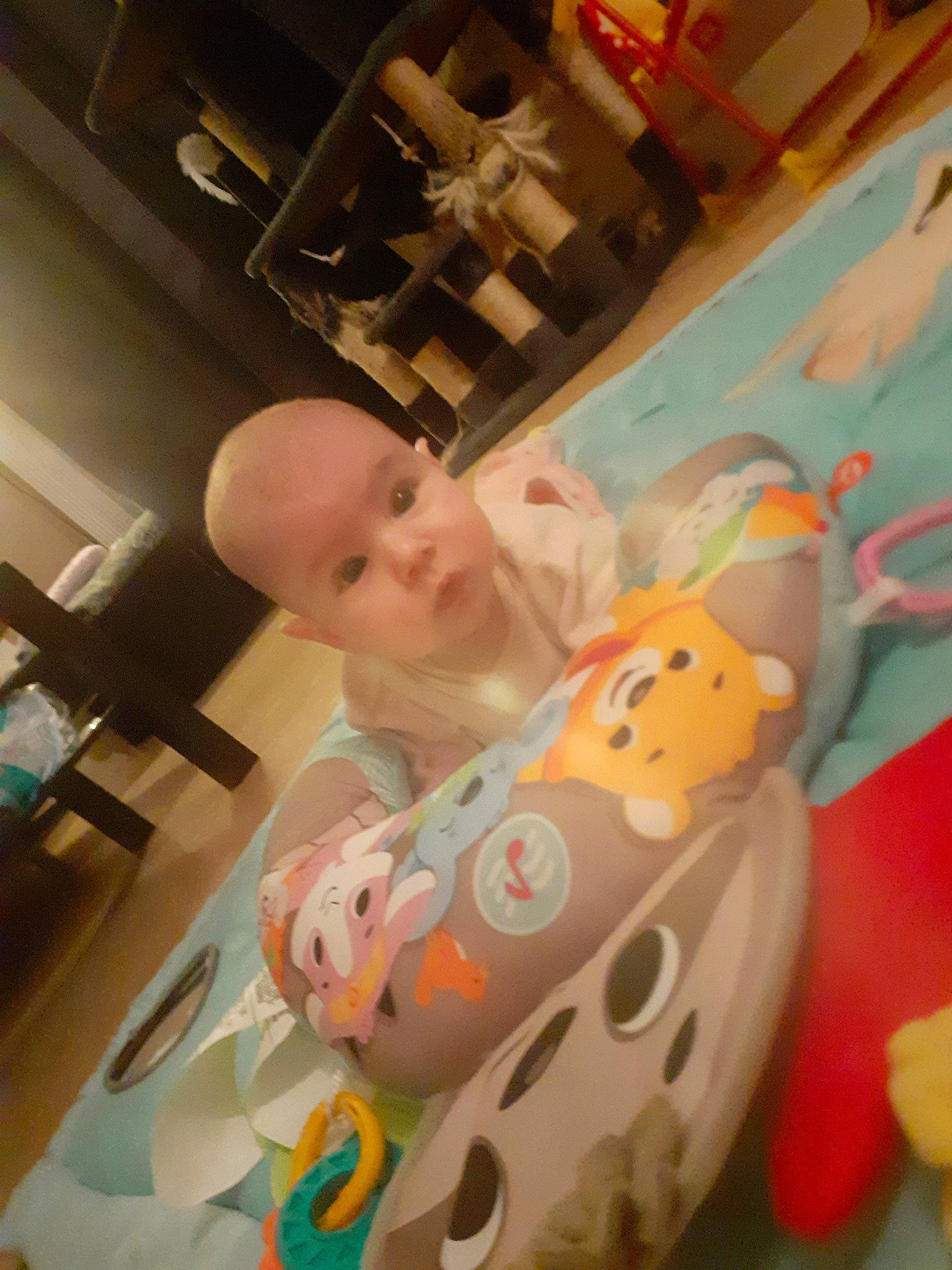 Emy participe au concours pour gagner de l'argent avec cette photo : baby, baby_toddler_clothing, chair, child, comfort, flesh, fun, linens, mouth, person, play, room, sitting, toddler