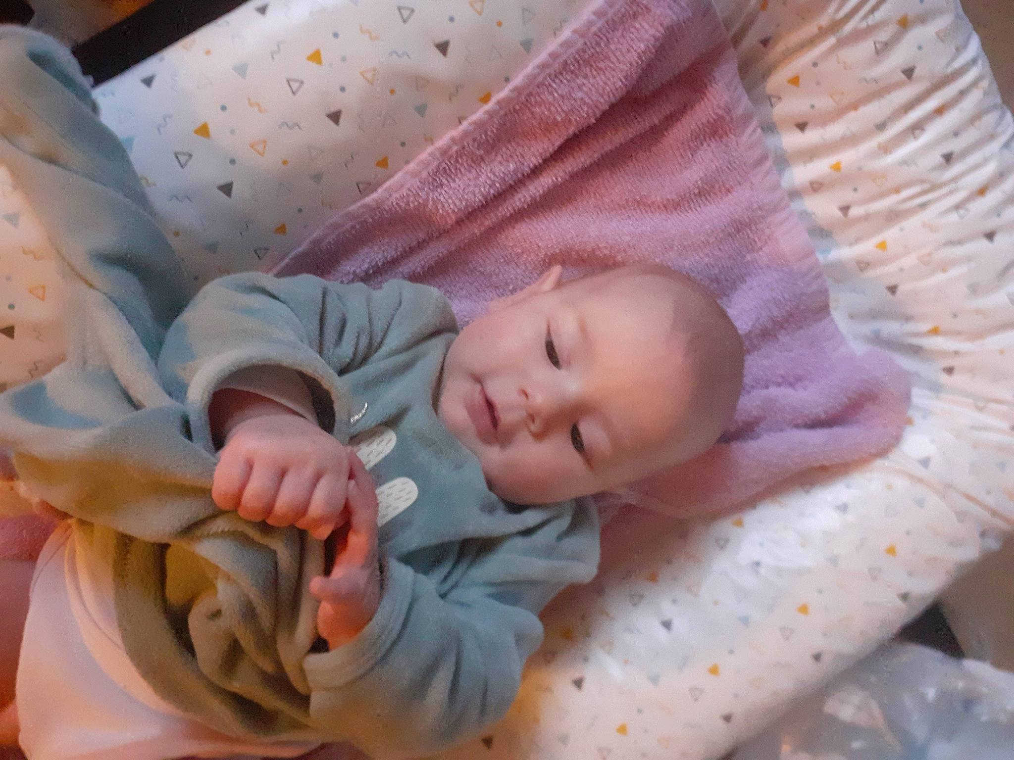 Emy a rejoint le concours — aidez-le/la à gagner de superbes lots ! baby, baby_products, baby_sleeping, baby_toddler_clothing, bedtime, cheek, child, comfort, eye, face, hand, head, human_body, linens, peach, person, pink, skin, sleeve, textile