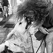 Léon a rejoint le concours — aidez-le/la à gagner de superbes lots ! dog, woman, curly_hair, glasses, sidewalk, urban, leash, love, affection, pet, street, tattoo, sneakers, black_and_white, close_up, outdoor, interaction, happy, canine, people