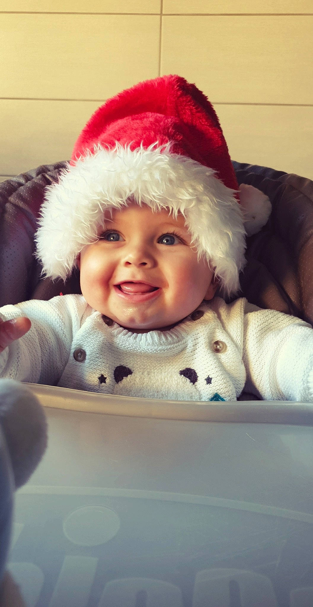 Gabin a rejoint le concours — aidez-le/la à gagner de superbes lots ! baby, cheek, child, christmas, christmas_eve, eye, face, facial_expression, fictional_character, fur, happy, hat, head, headgear, joy, nose, person, santa_claus, skin, smile