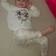 Leyana a rejoint le concours — aidez-le/la à gagner de superbes lots ! bed, child, clothing, cute, face, foot, hand, happy, heart_pattern, indoors, leggings, lying_down, mickey_mouse, minnie_mouse, person, portrait, sleepwear, smiling, sweatshirt, toddler